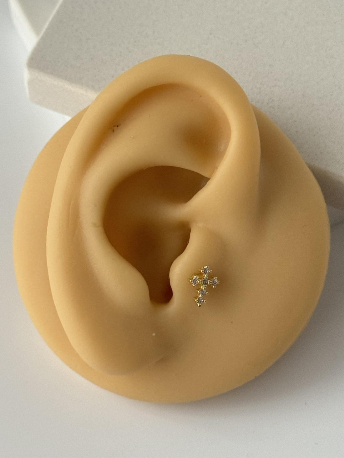 HAÇ TRAGUS PİERCİNG