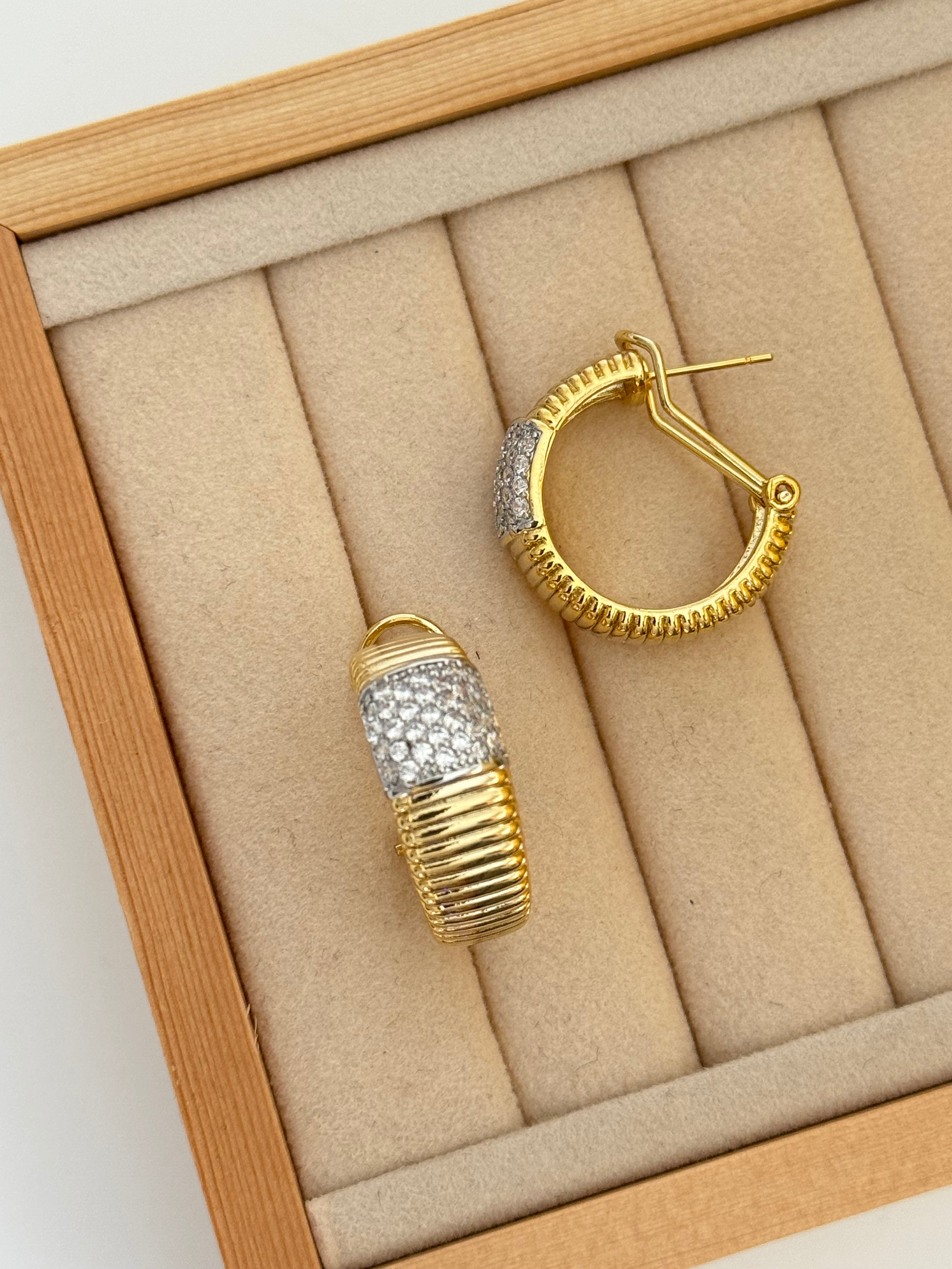 TUREA TAŞ DETAYLI GOLD KÜPE