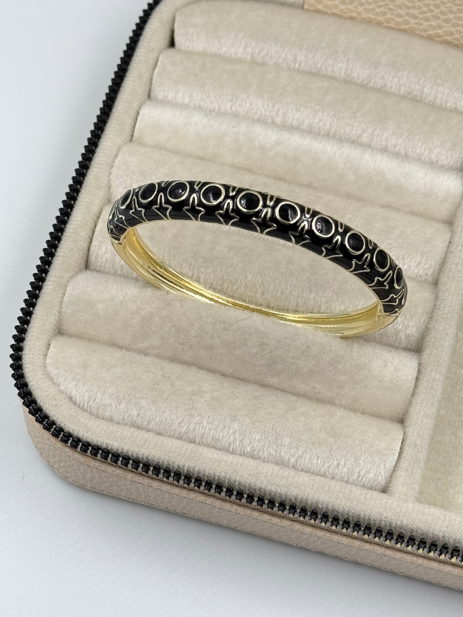 İTHAL SİYAH MİNELİ GOLD KELEPÇE BİLEZİK