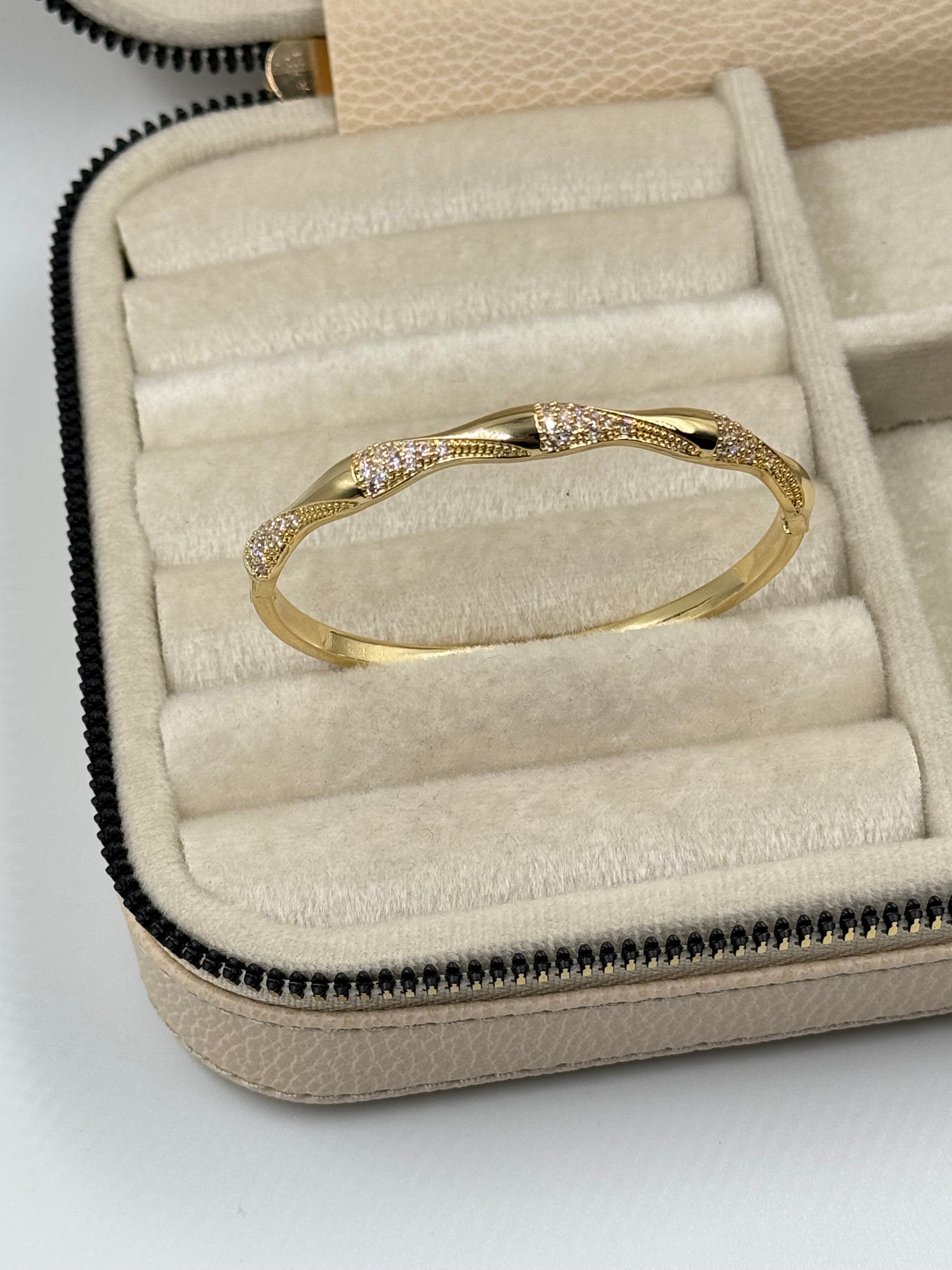 İTHAL TAŞ DETAYLI GOLD KELEPÇE BİLEZİK