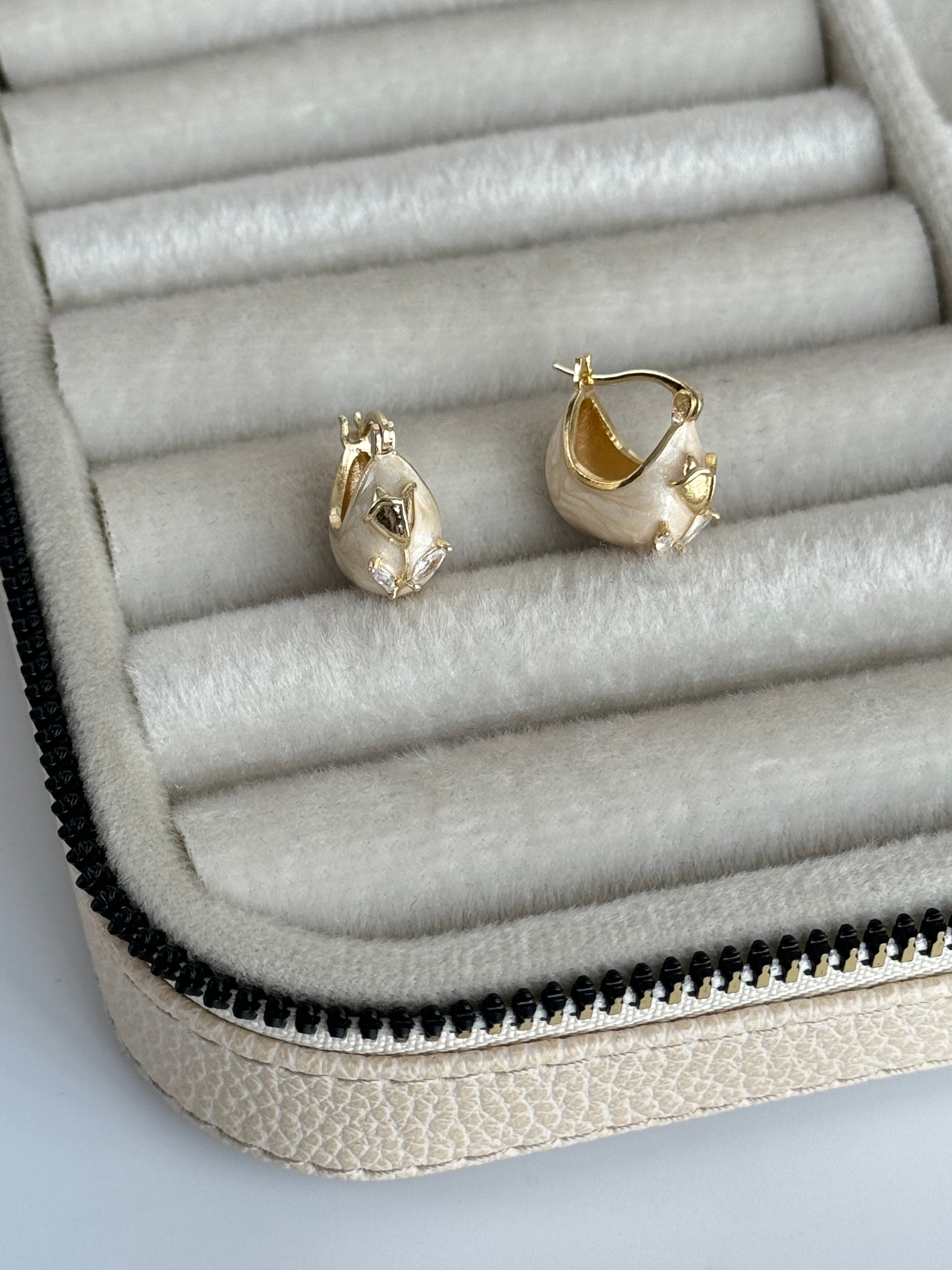 İTHAL LALE DETAYLI KREM MİNELİ KÜPE