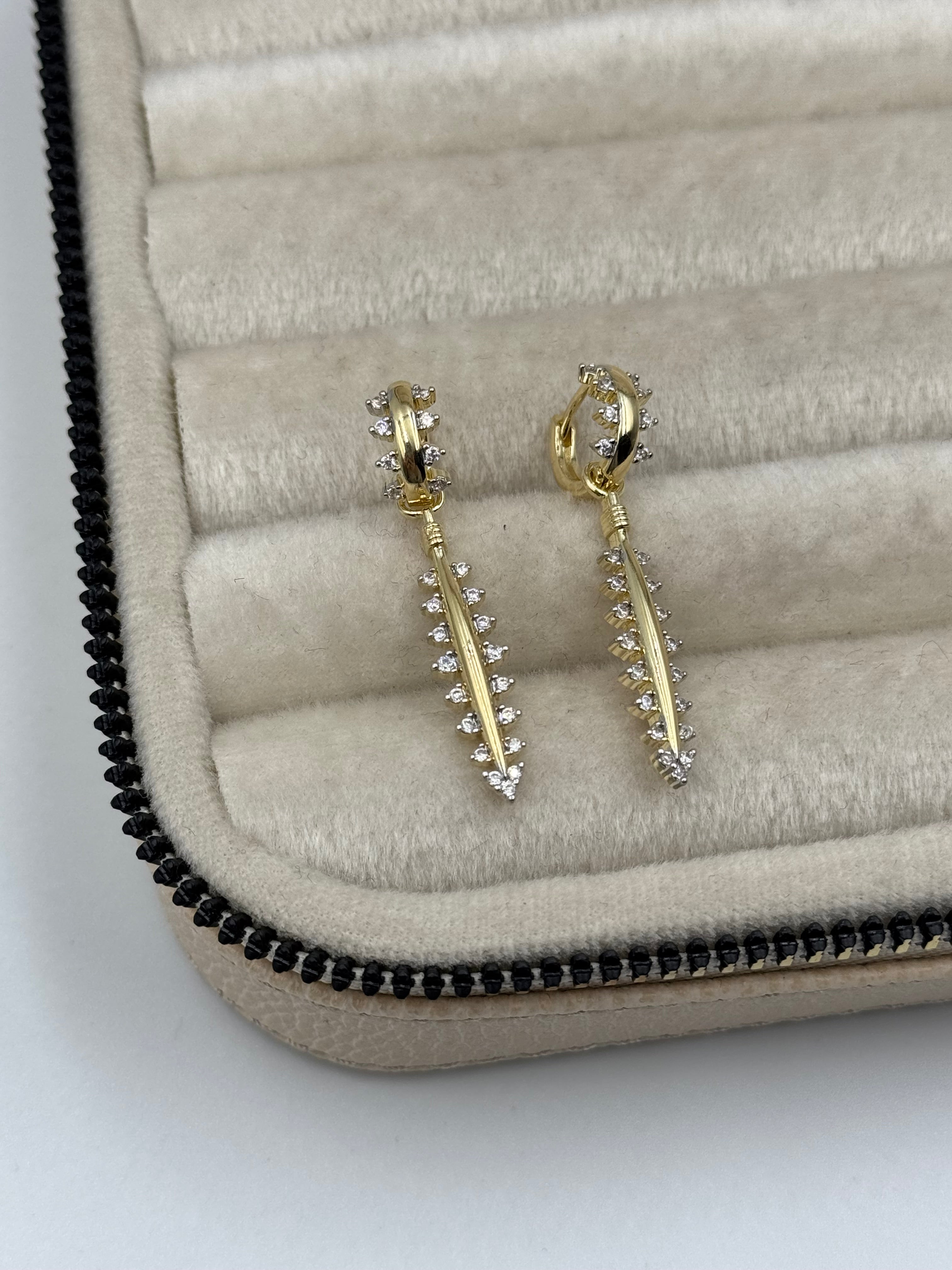 İTHAL TAŞ DETAYLI GOLD KÜPE