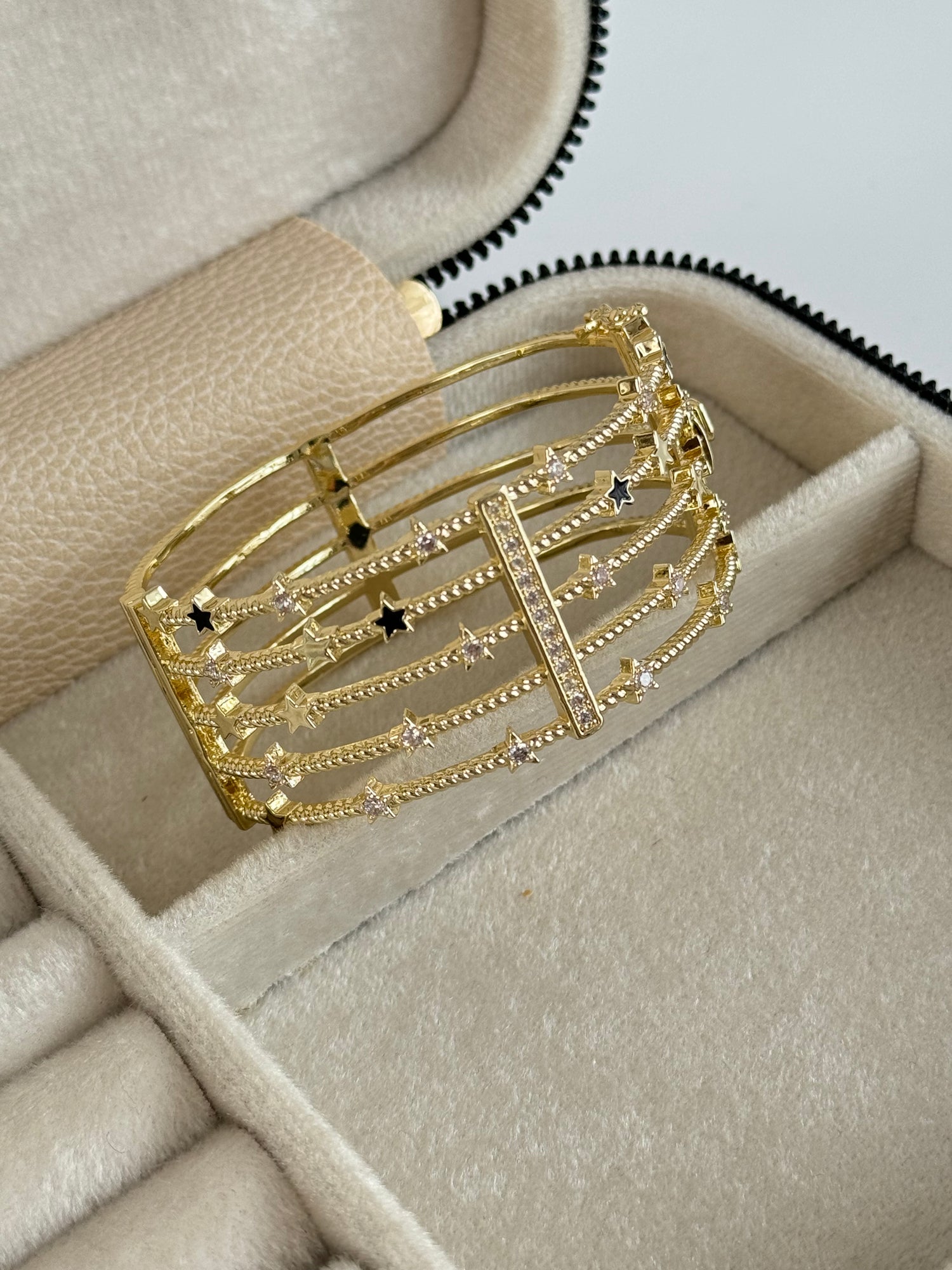 İTHALYILDIZ DETAYLI GOLD KELEPÇE BİLEZİK BİLEKLİK