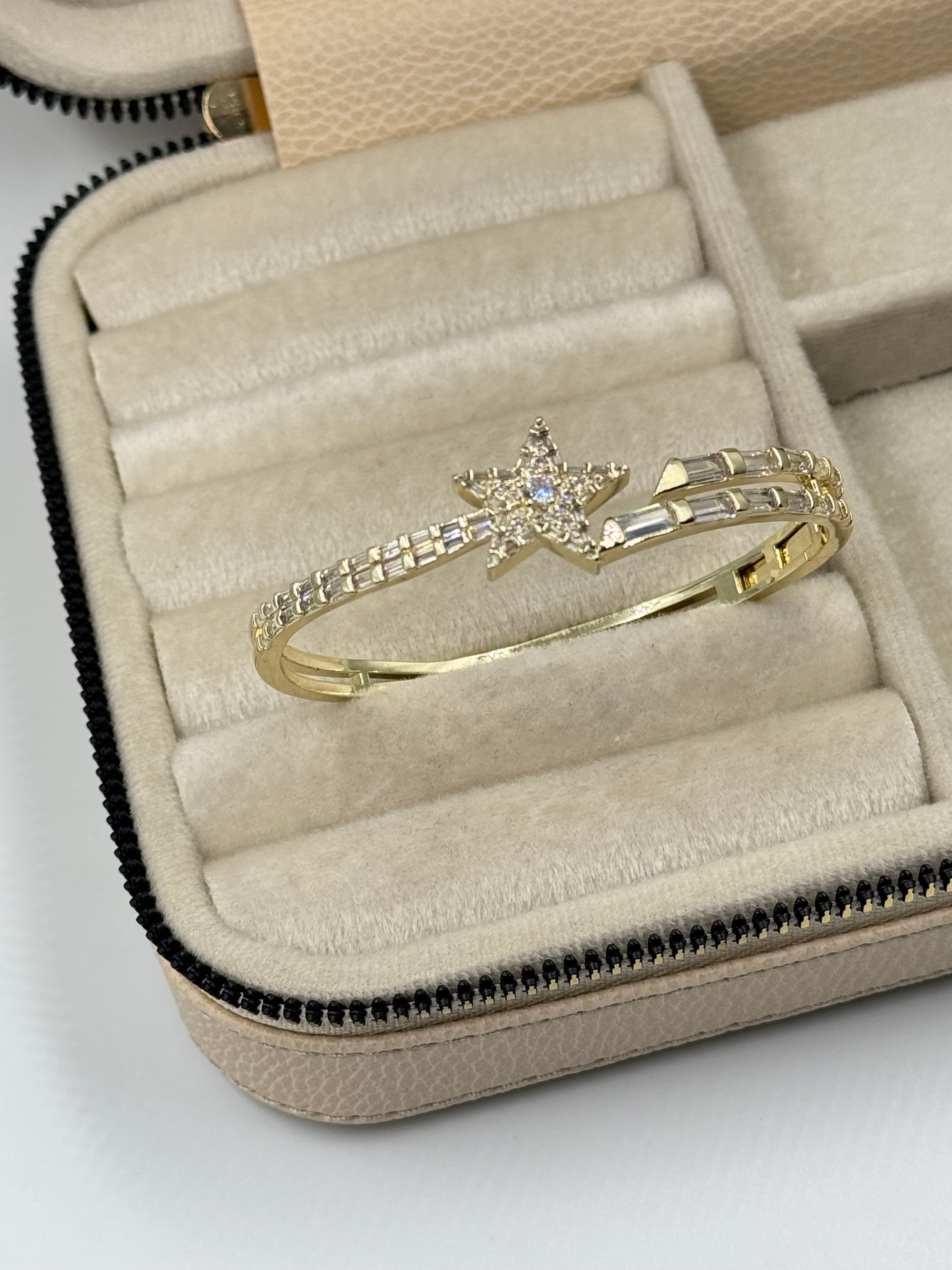 İTHAL YILDIZ DETAYLI GOLD KELEPÇE BİLEZİK