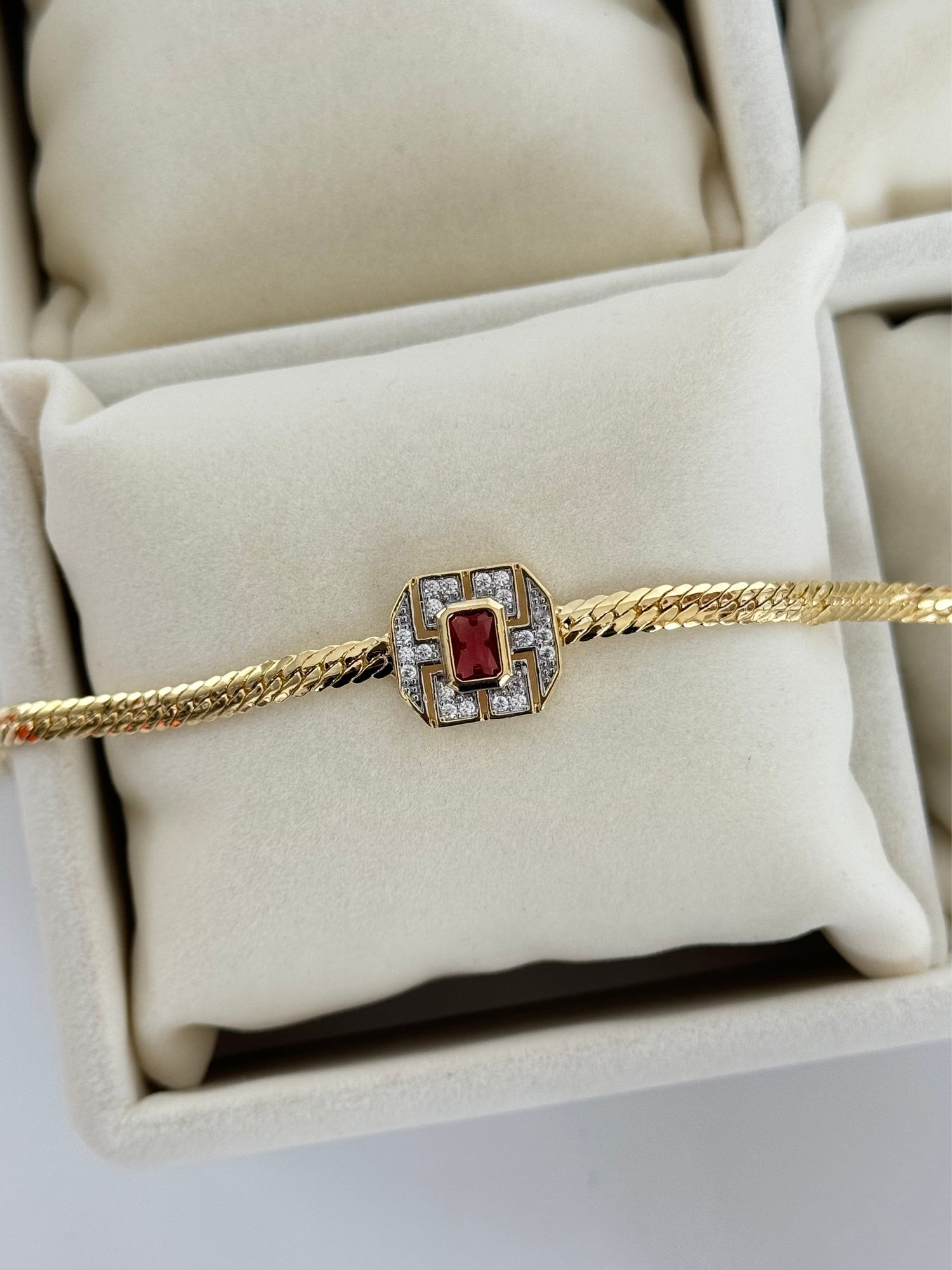 ZEMA KIRMIZI BAGET TAŞLI DETAYLI BİLEKLİK