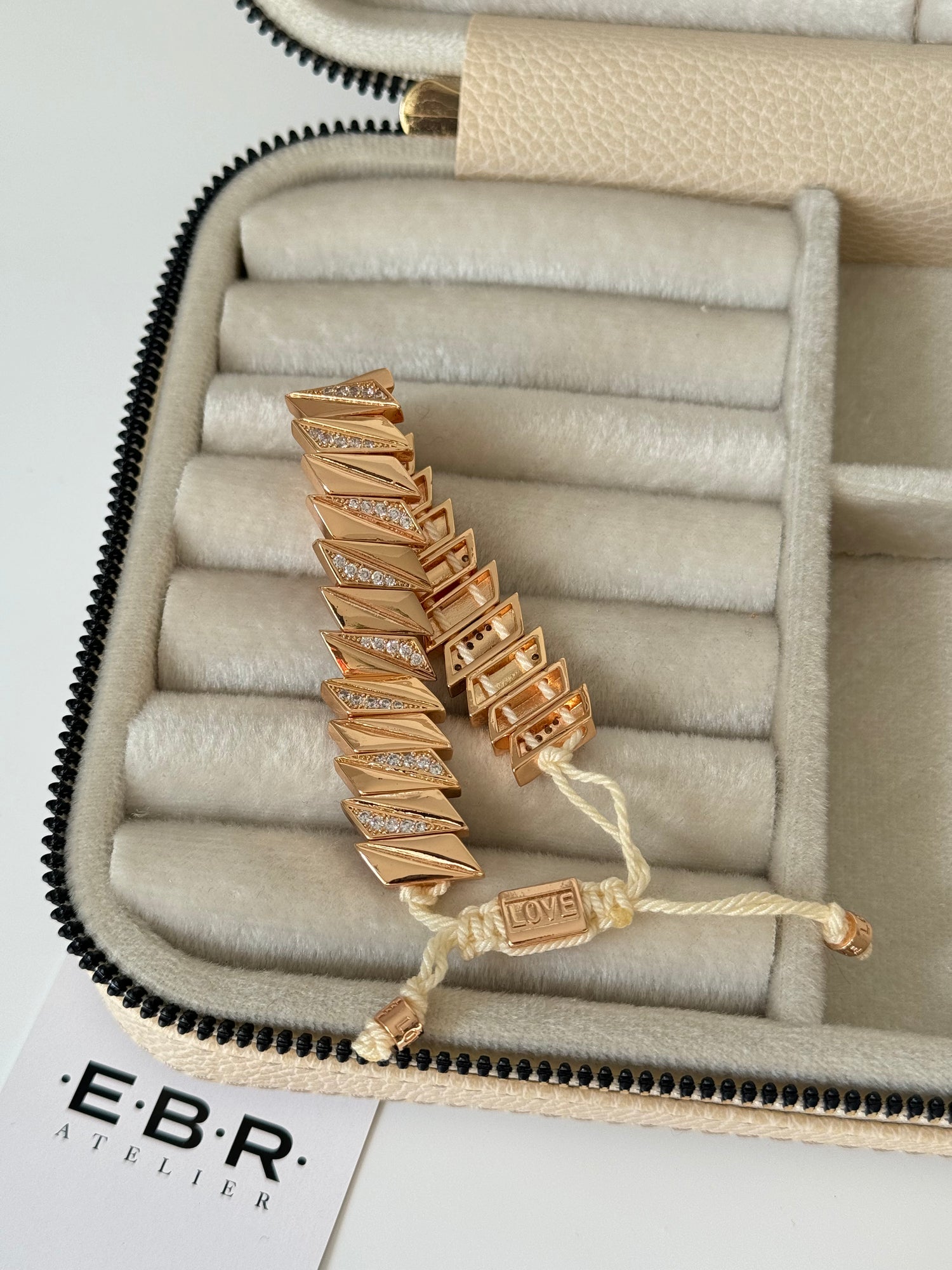 İTHAL ZİKZAK DETAYLI TAŞLI GOLD BEYAZ İPLİ BİLEKLİK