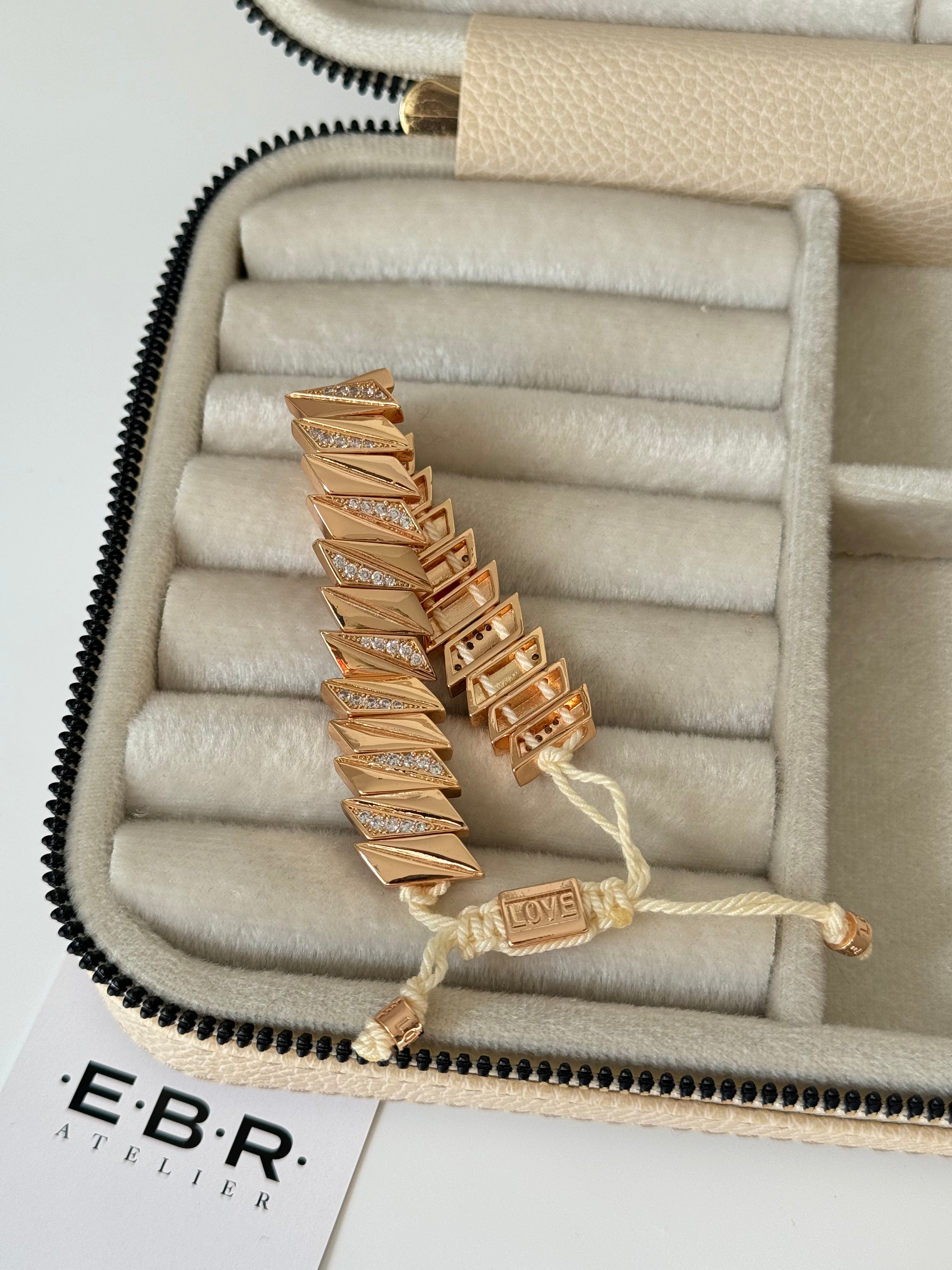 İTHAL ZİKZAK DETAYLI TAŞLI GOLD BEYAZ İPLİ BİLEKLİK