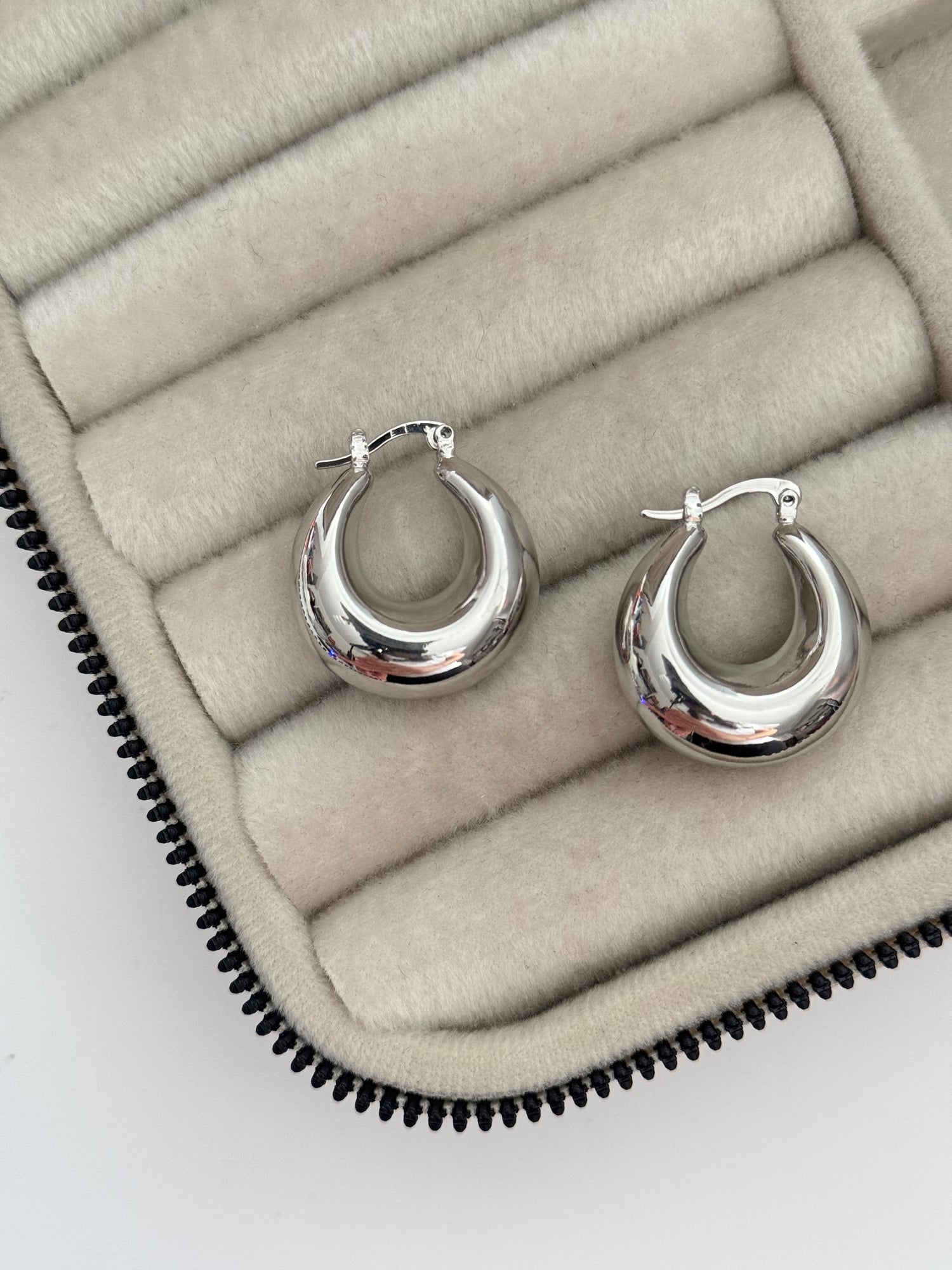 İTHAL  BALON BOMBELİ ORTA BOY SİLVER HALKA KÜPE