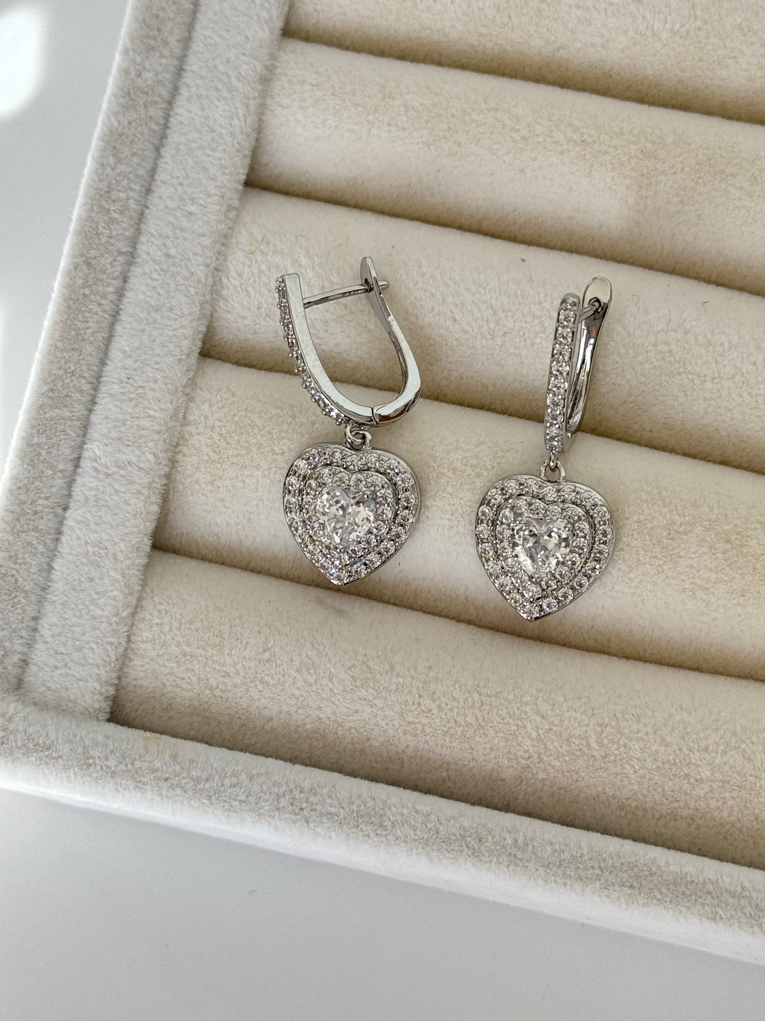 İTHAL KALP DETAYLI ZİRKON TAŞLI SİLVER KÜPE