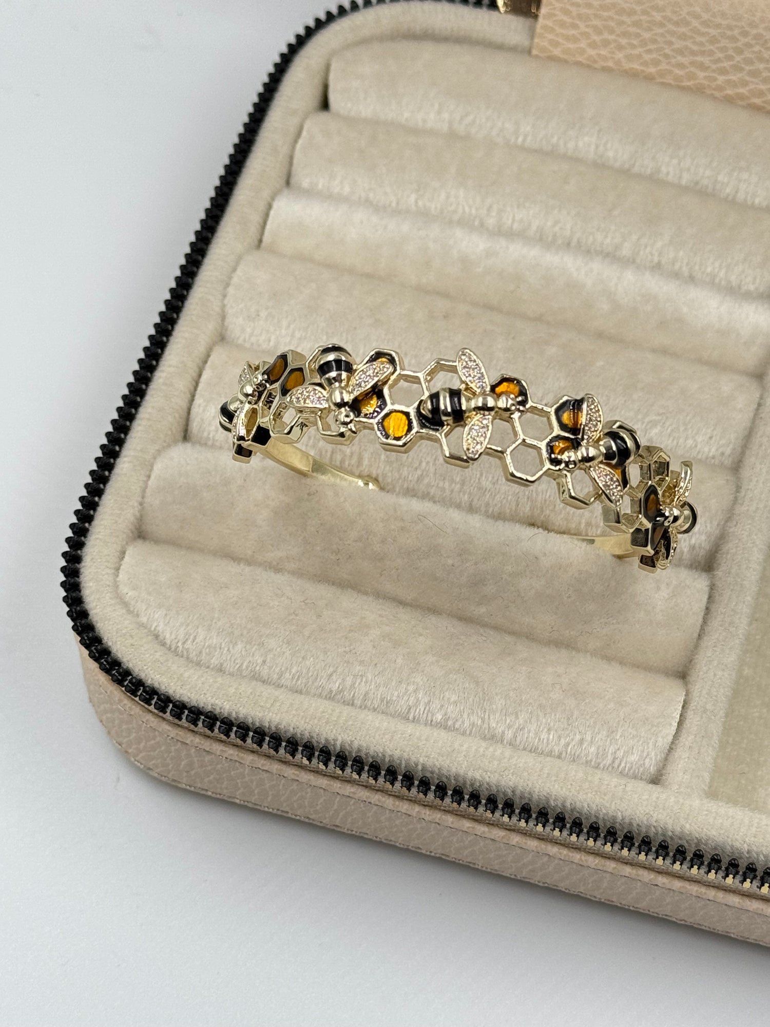 İTHAL ARI DETAYLI PETEKLİ GOLD KELEPÇE BİLEZİK