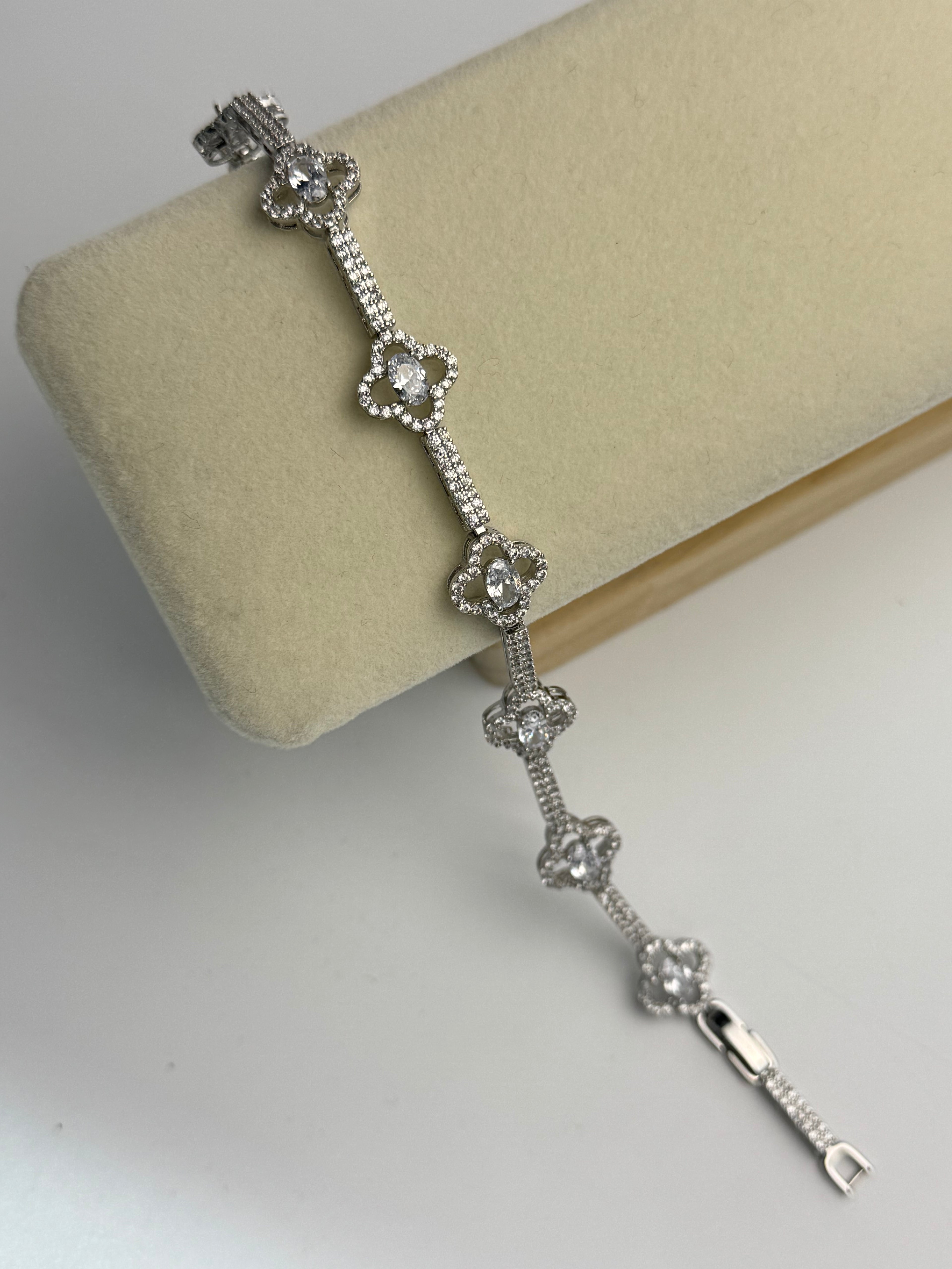 ÇİÇEK DETAYLI İTHAL ZİRKON TAŞLI SİLVER BİLEKLİK