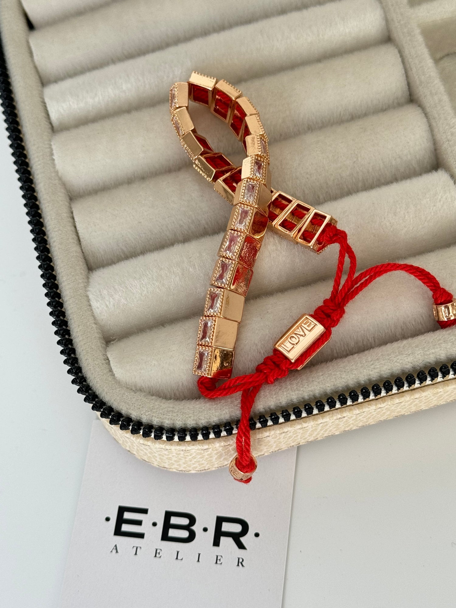 İTHAL TAŞ DETAYLI GOLD KIRMIZI İPLİ BİLEKLİK