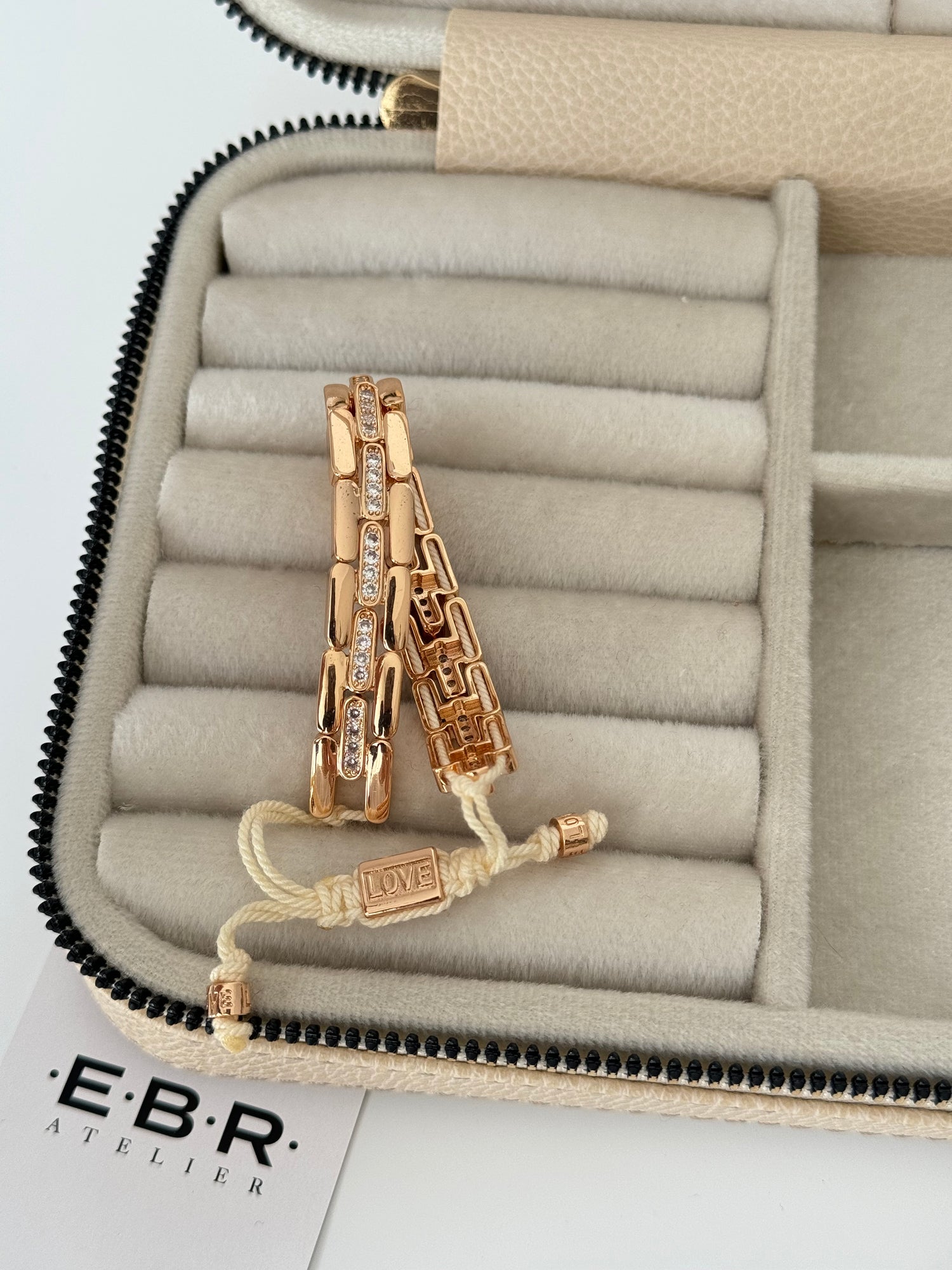 İTHAL TAŞ DETAYLI GOLD SİYAH İPLİ BİLEKLİK