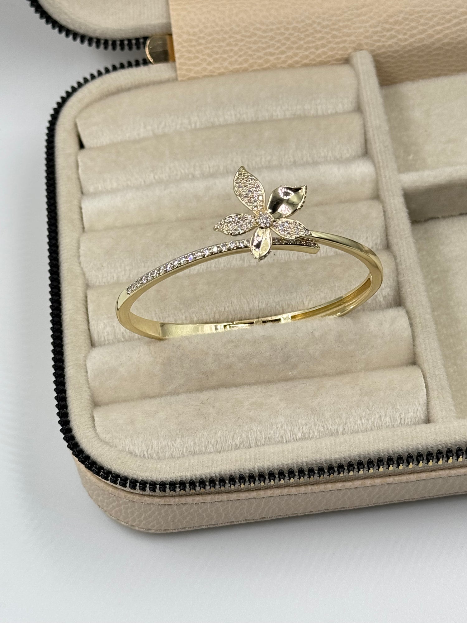 İTHAL ÇİÇEK DETAYLI GOLD KELEPÇE BİLEZİK