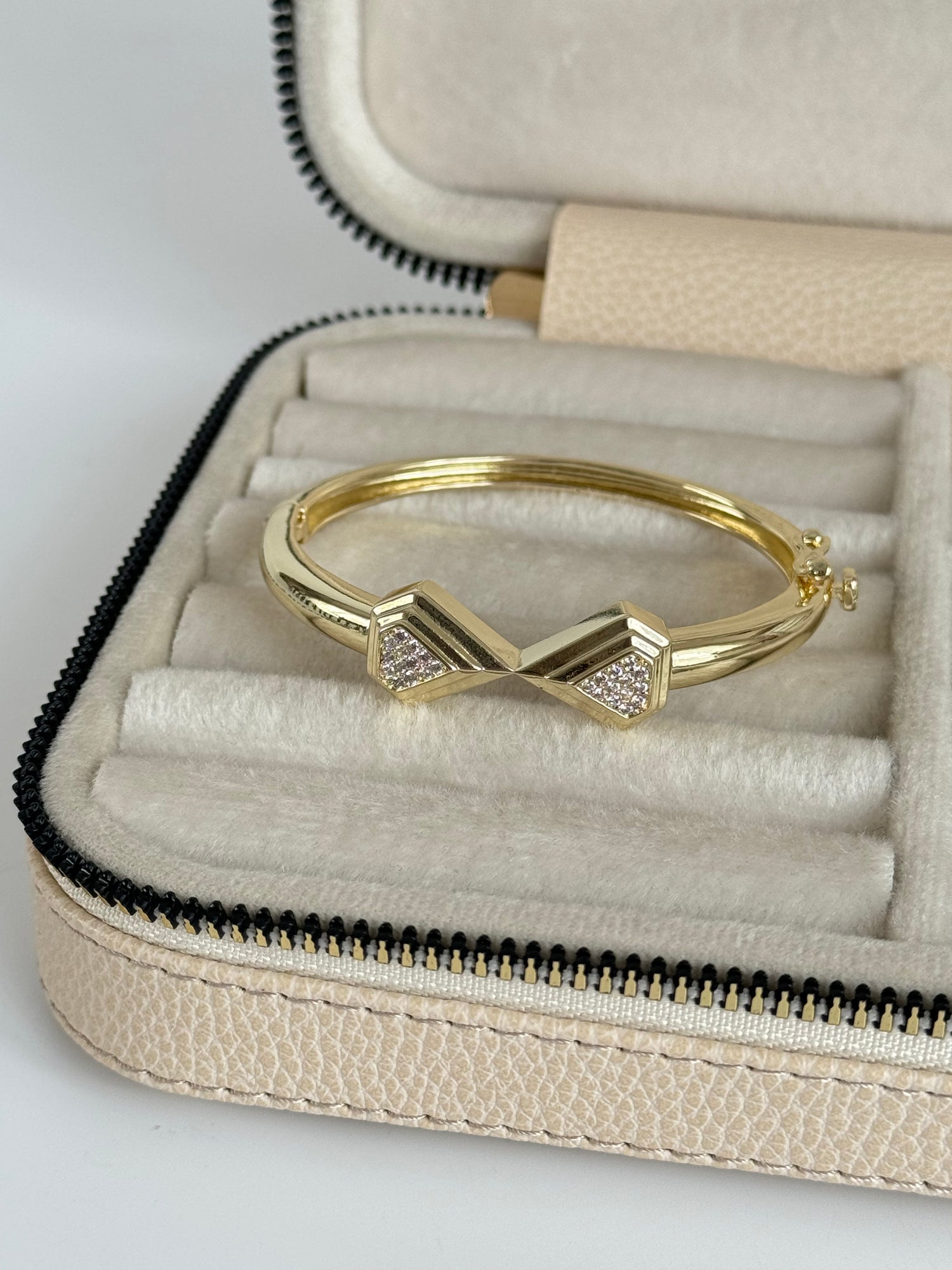 İTHAL TAŞ DETAYLI GOLD KELEPÇE BİLEZİK BİLEKLİK