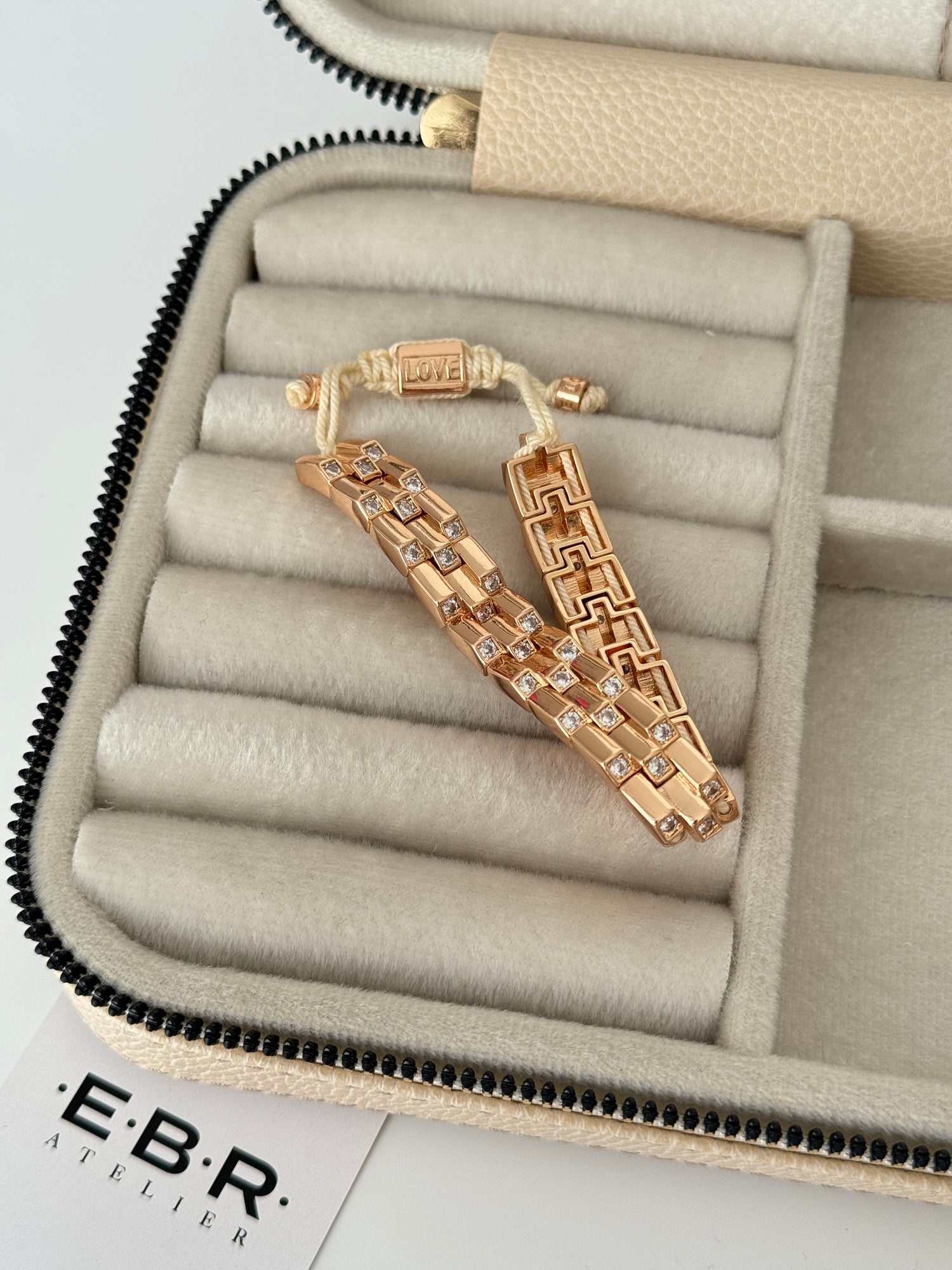 İTHAL TAŞ DETAYLI GOLD BEYAZ İPLİ BİLEKLİK