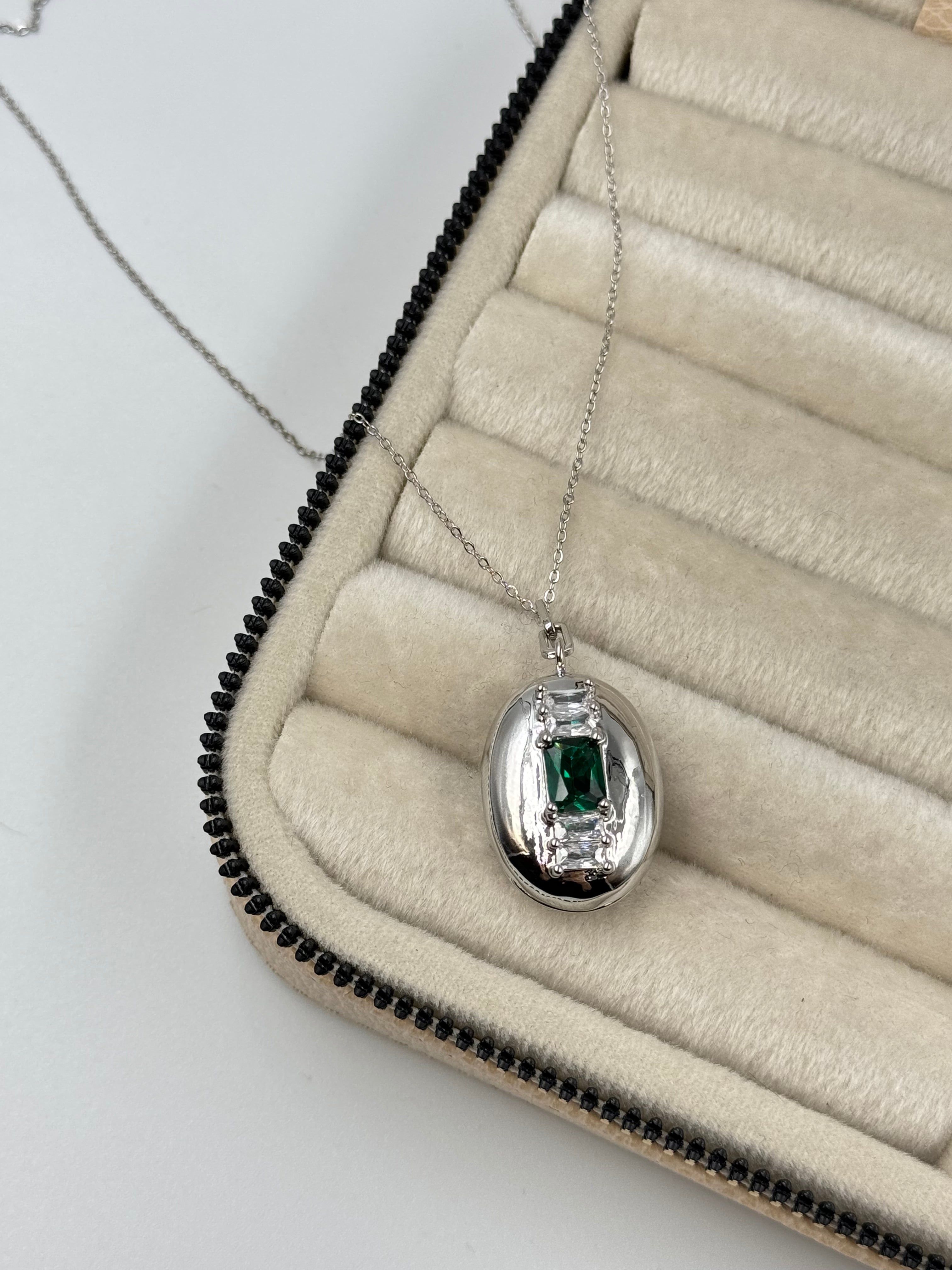 İTHAL KAPAKLI AÇILABİLİR RESİMLİKLİ YEŞİL TAŞLI UZUN GOLD KOLYE