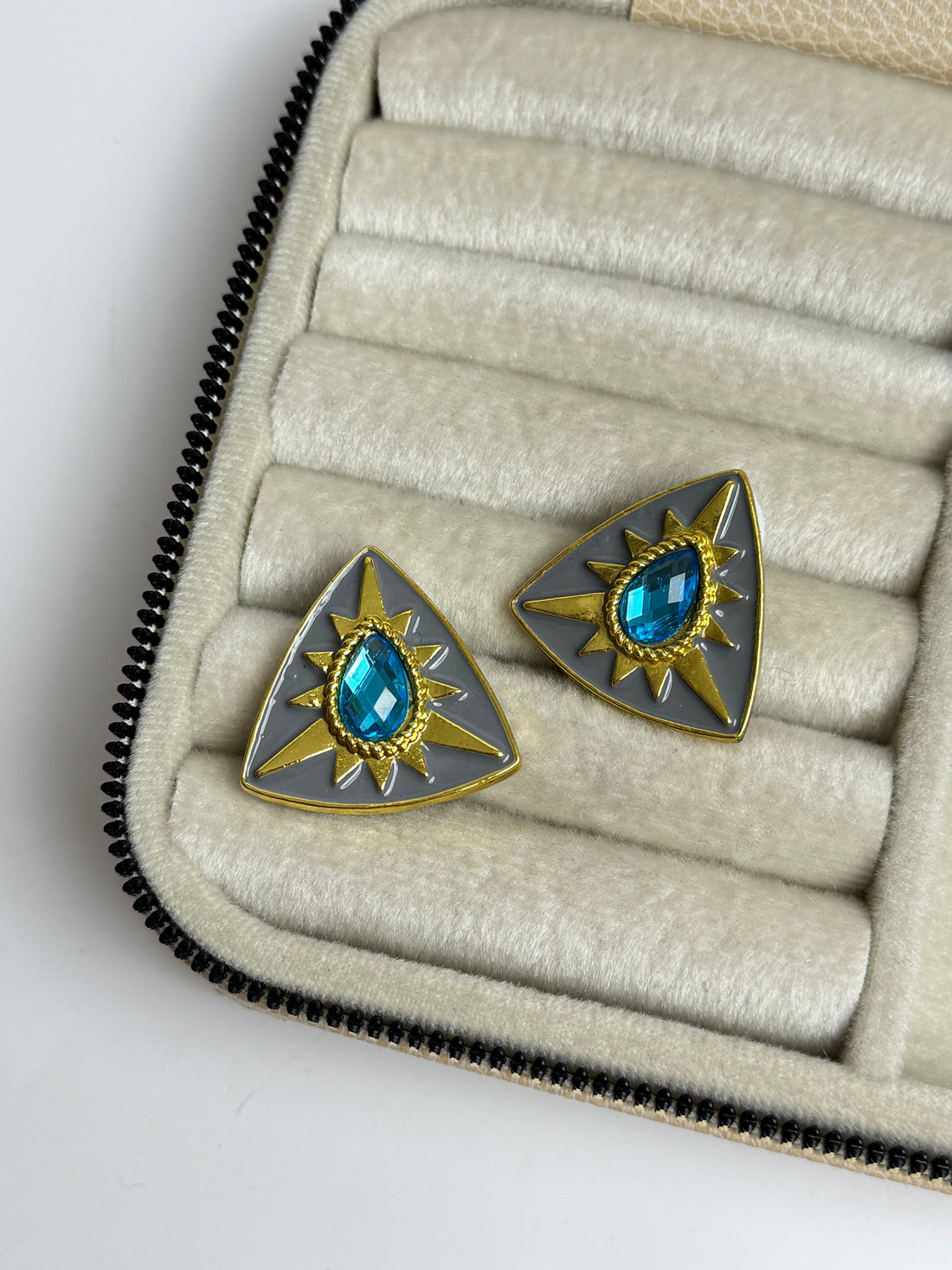 İTHAL ÜÇGEN MAVİ TAŞLI VİNTAGE MARKA MODEL KÜPE