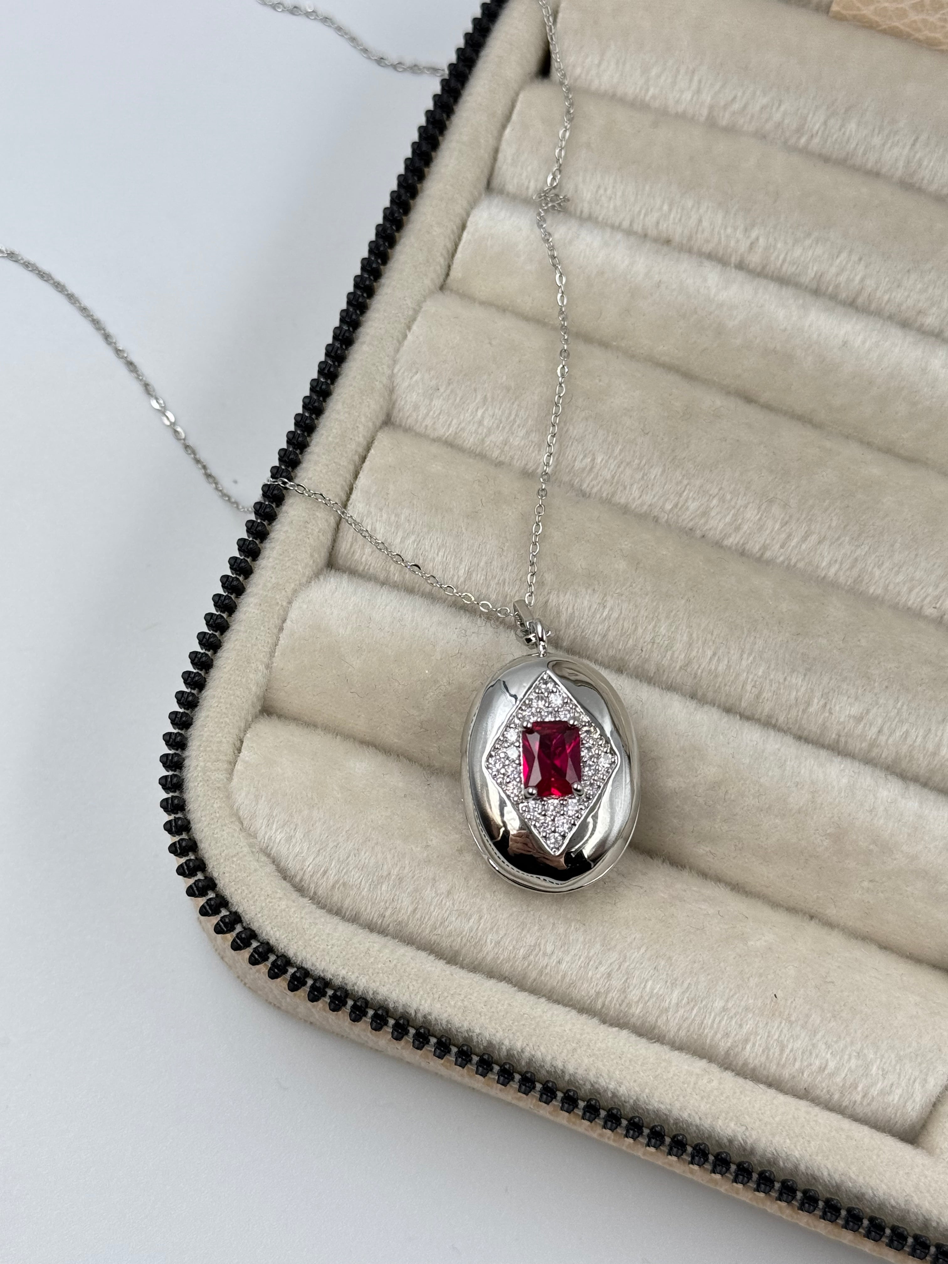 İTHAL KAPAKLI AÇILABİLİR RESİMLİKLİ KIRMIZI TAŞLI UZUN GOLD KOLYE