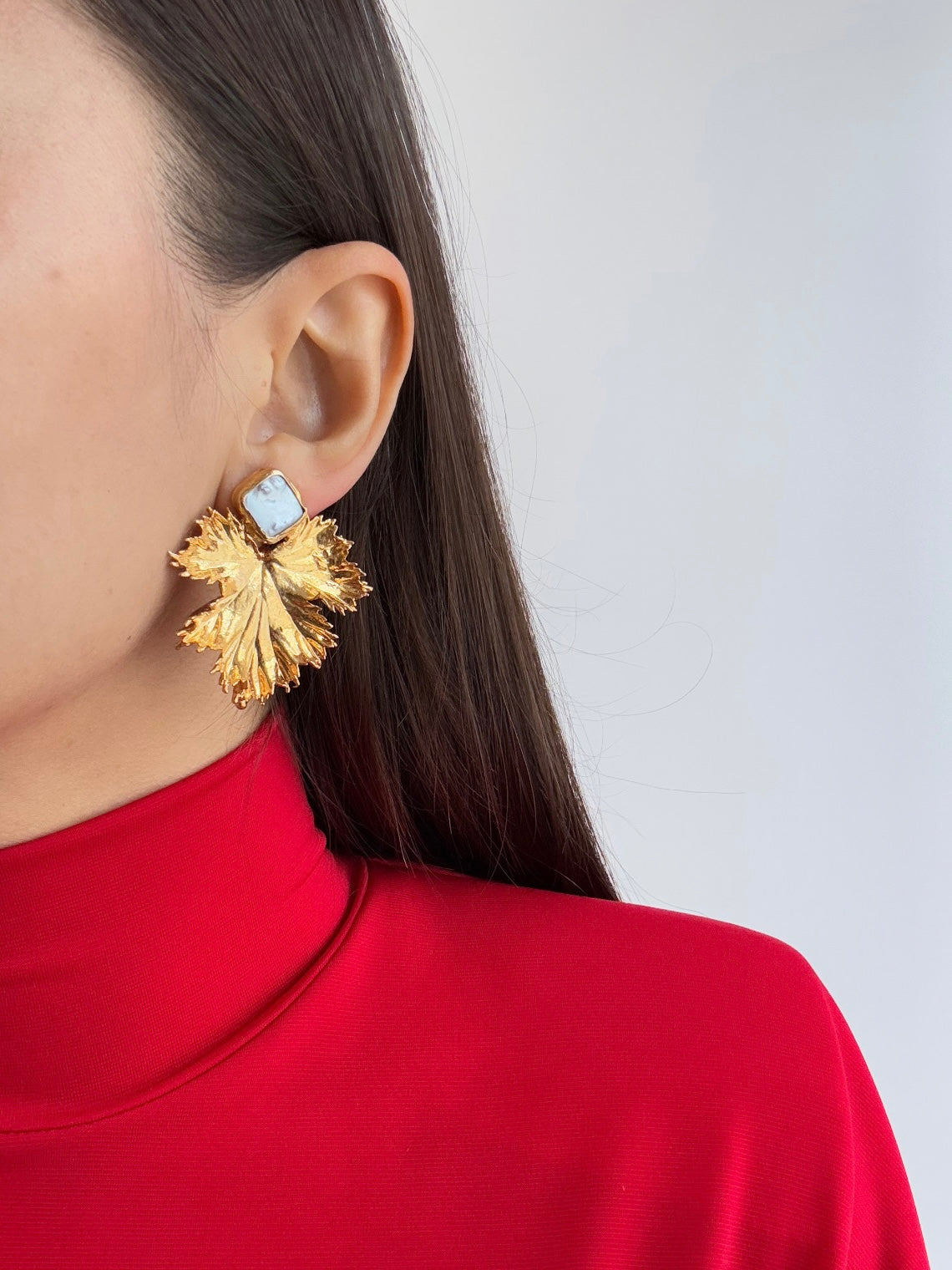 GERÇEK İNCİ DETAYLI YAPRAK ALTIN KAPLAMA KÜPE