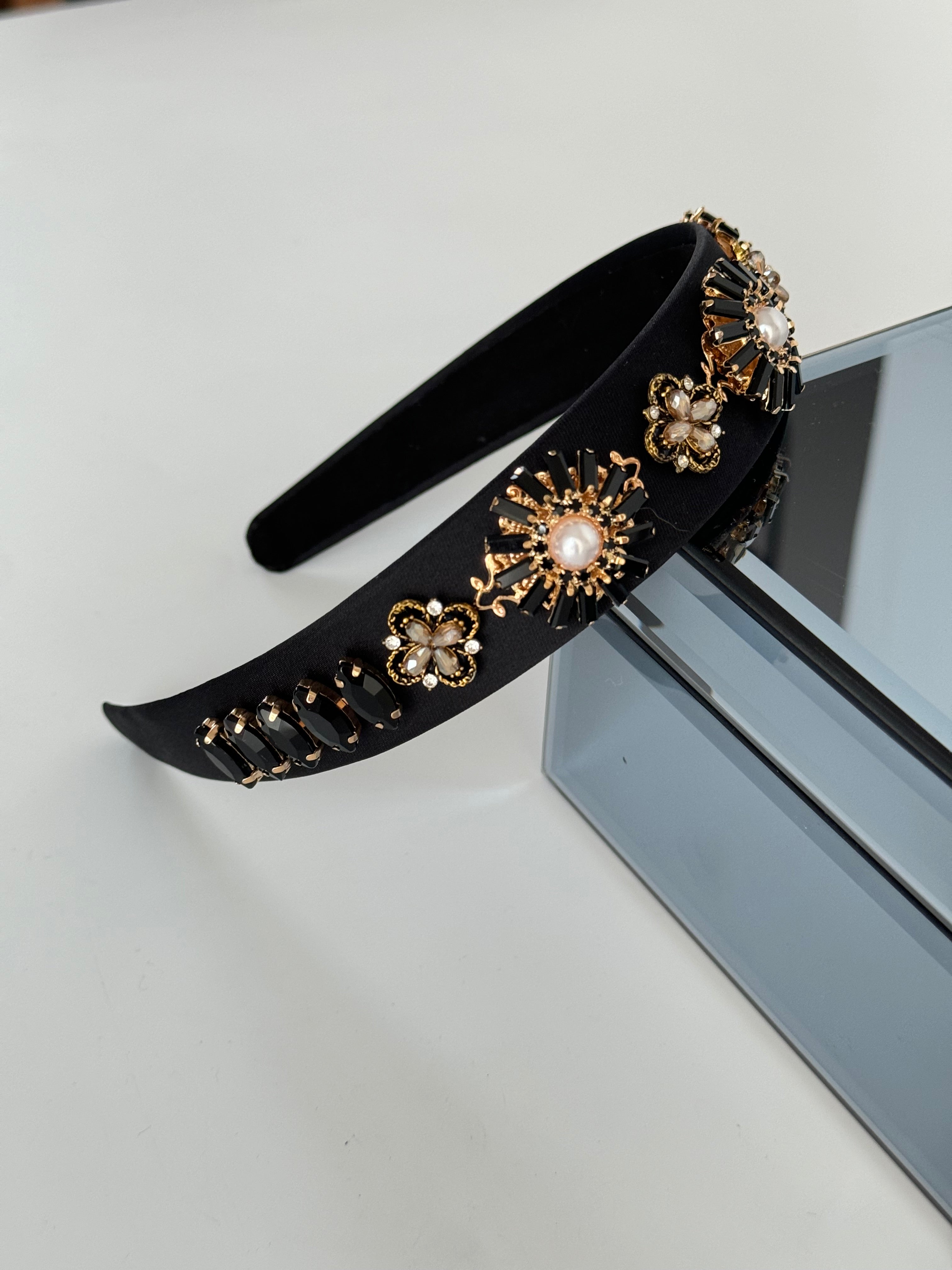 İTHAL TAŞLI ÇİÇEK DETAYLI SİYAH TAÇ