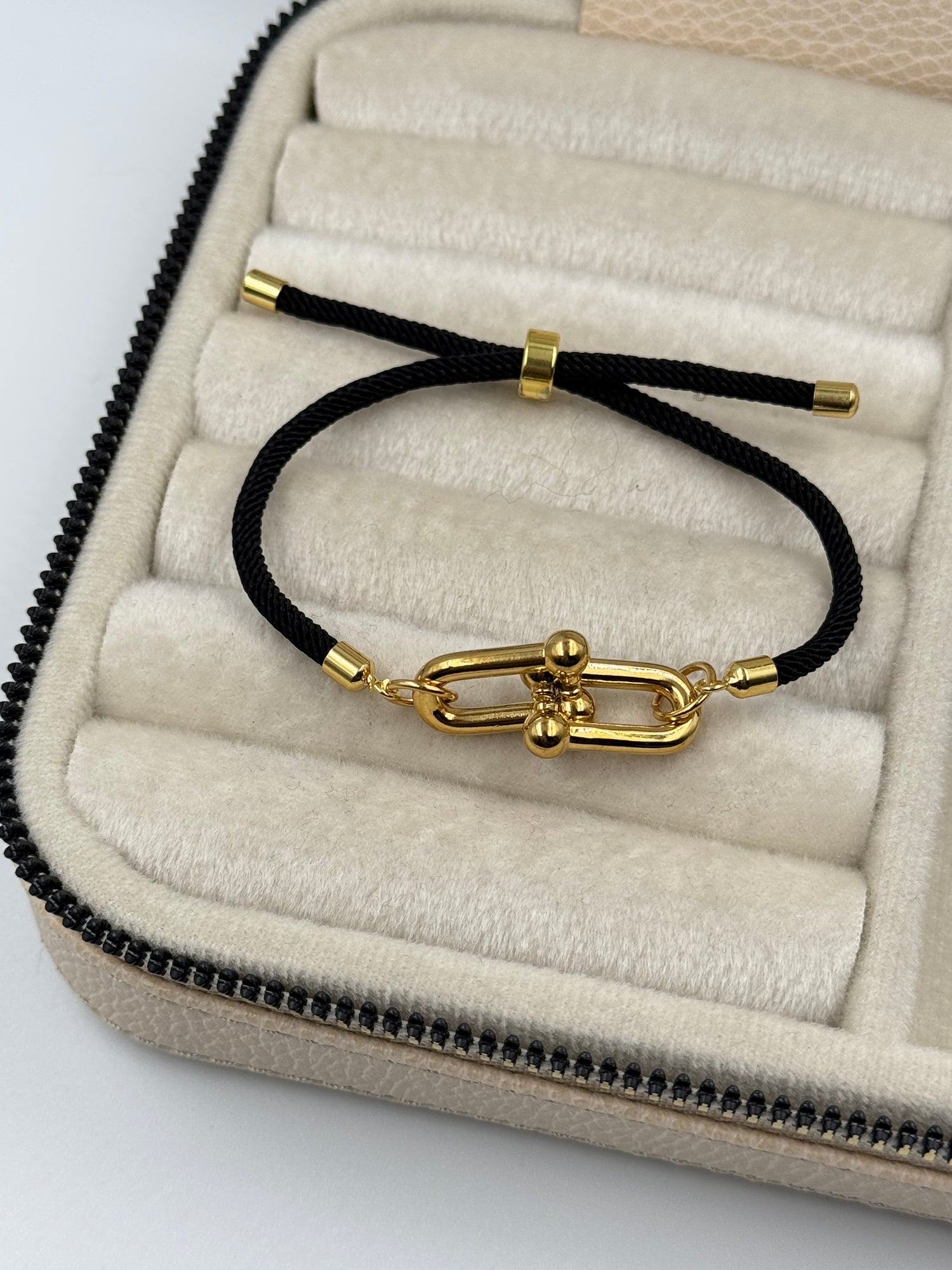 VİRA MARKA MODEL SİYAH İPLİ AYARLANABİLİR BİLEKLİK