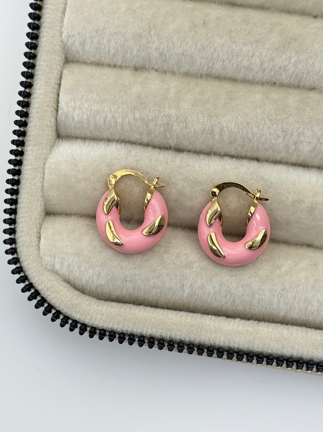 PEMBE MİNELİ HALKA KÜPE