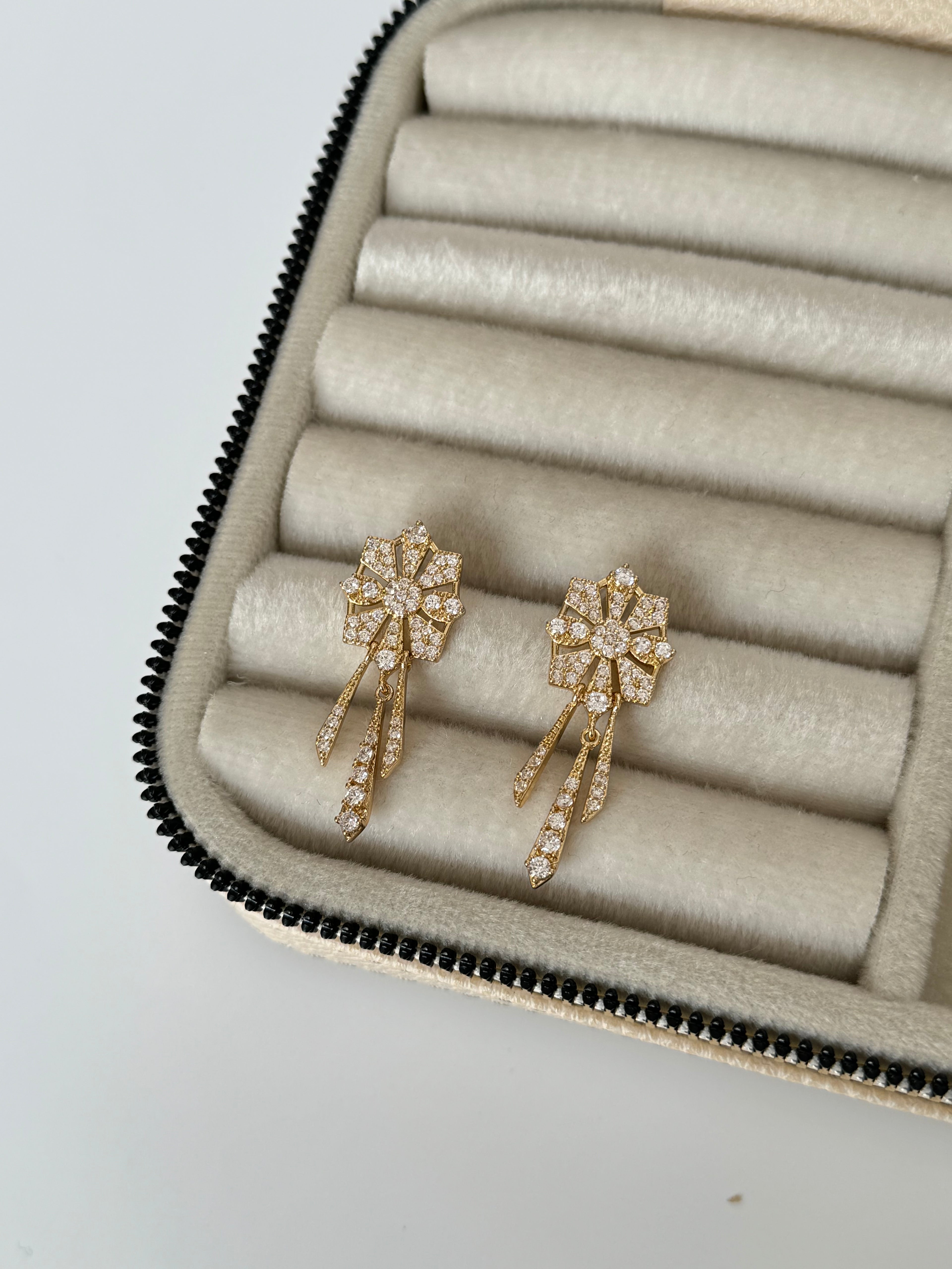 İTHAL MARKA MODEL TAŞLI GOLD KÜPE