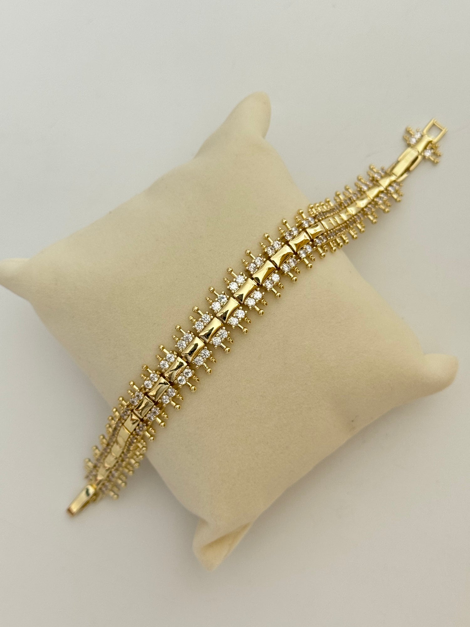 DOVA TAŞ DETAYLI GOLD BİLEKLİK