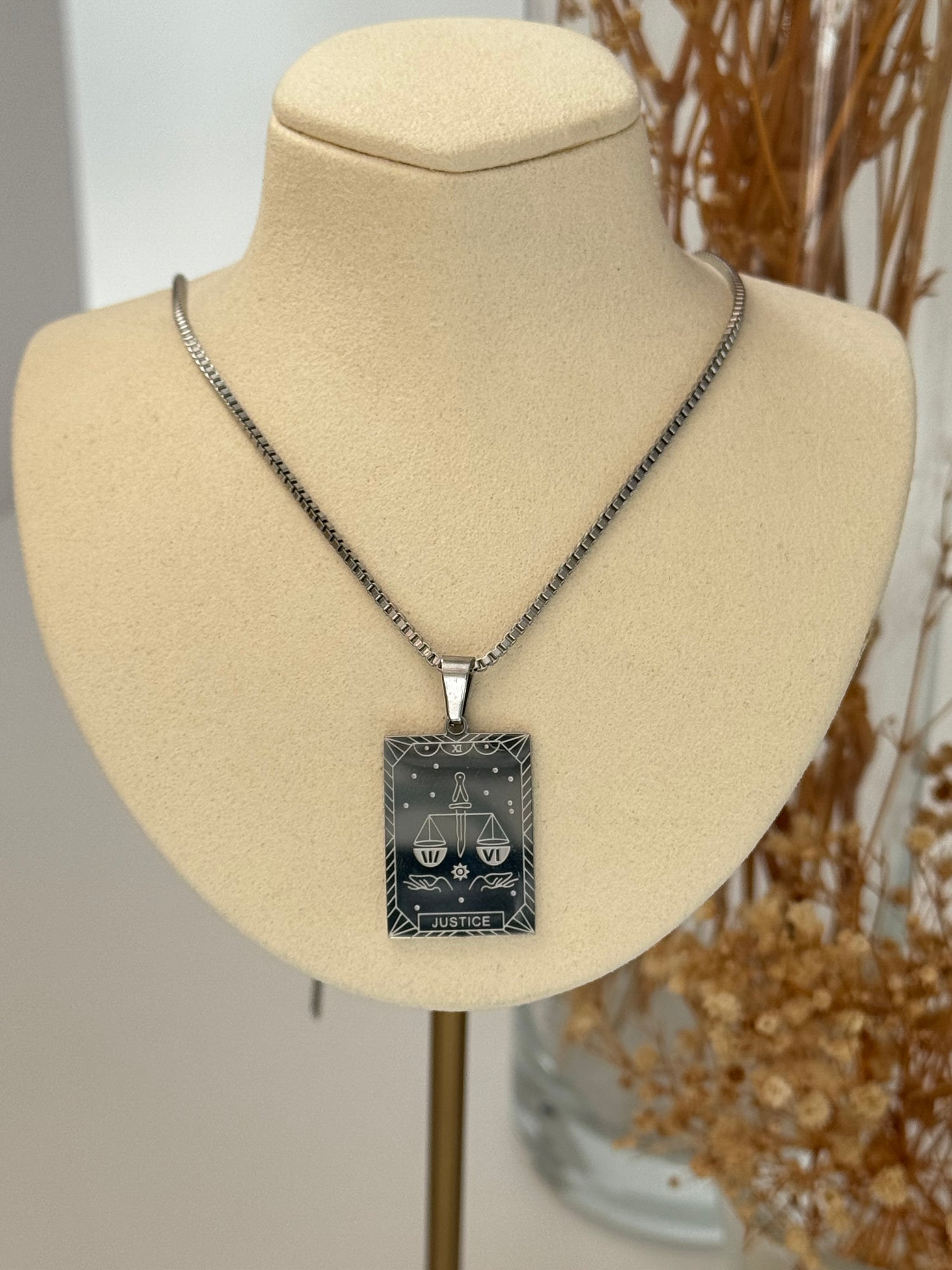 ADALET TERAZİLİ SİLVER ÇELİK ÇİFT DESEN PLAKALI KOLYE