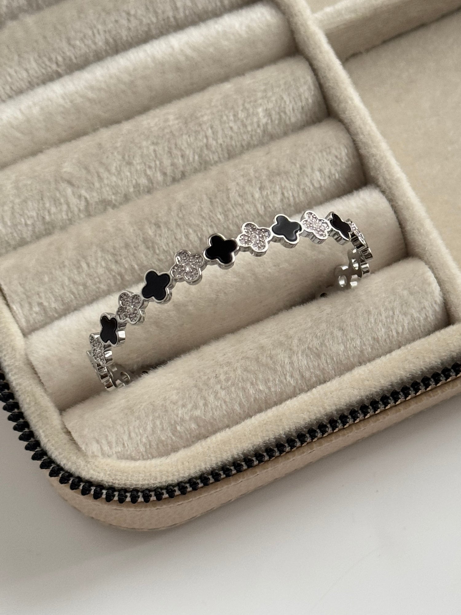 İTHAL YONCA DETAYLI SİLVER AYARLANABİLİR KELEPÇE BİLEZİK