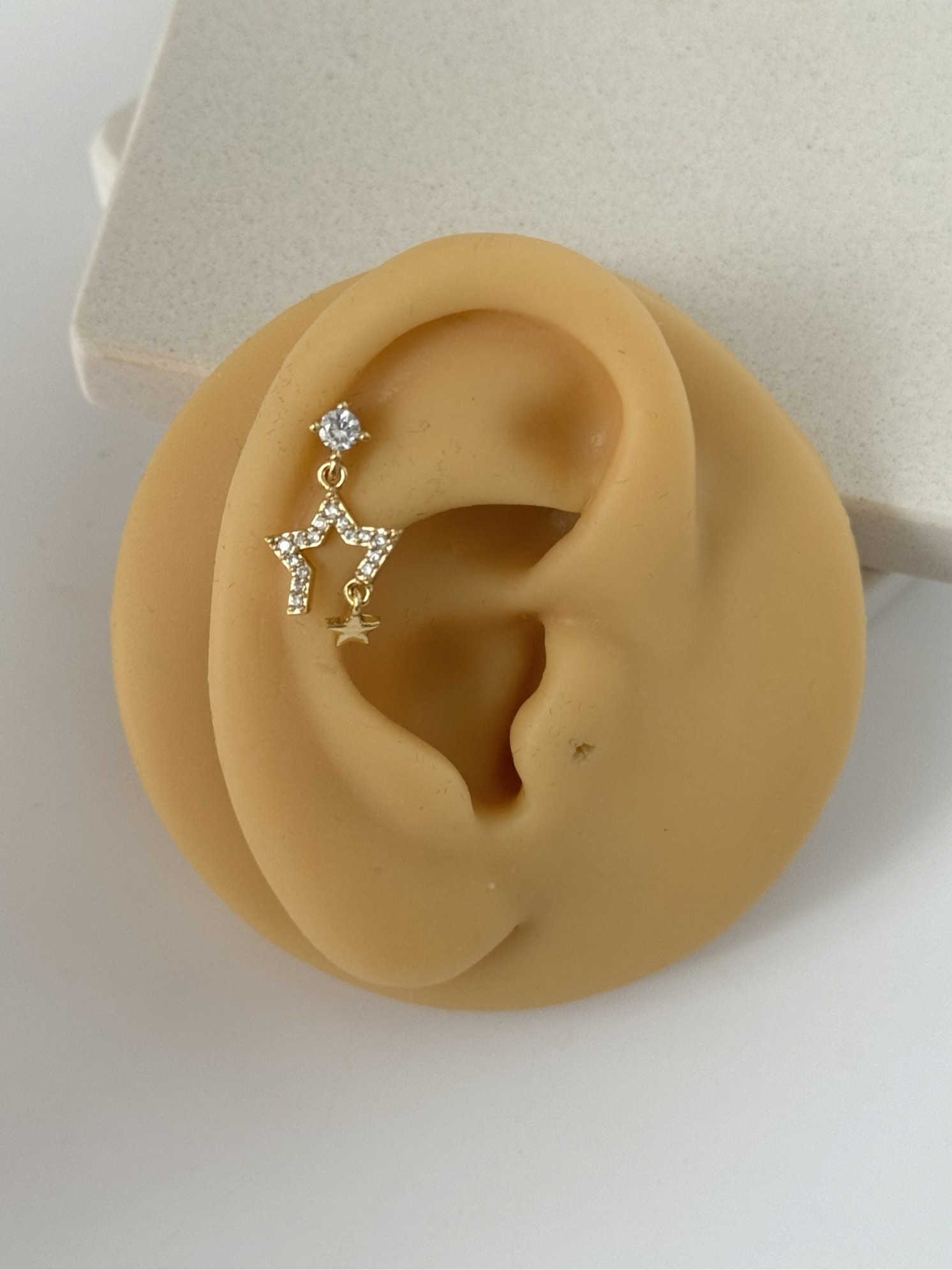 SALLANTILI YILDIZ DETAYLI TRAGUS PİERCİNG