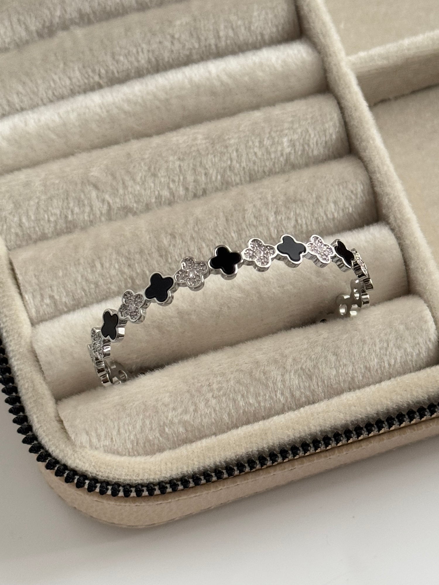 İTHAL YONCA DETAYLI SİLVER AYARLANABİLİR KELEPÇE BİLEZİK