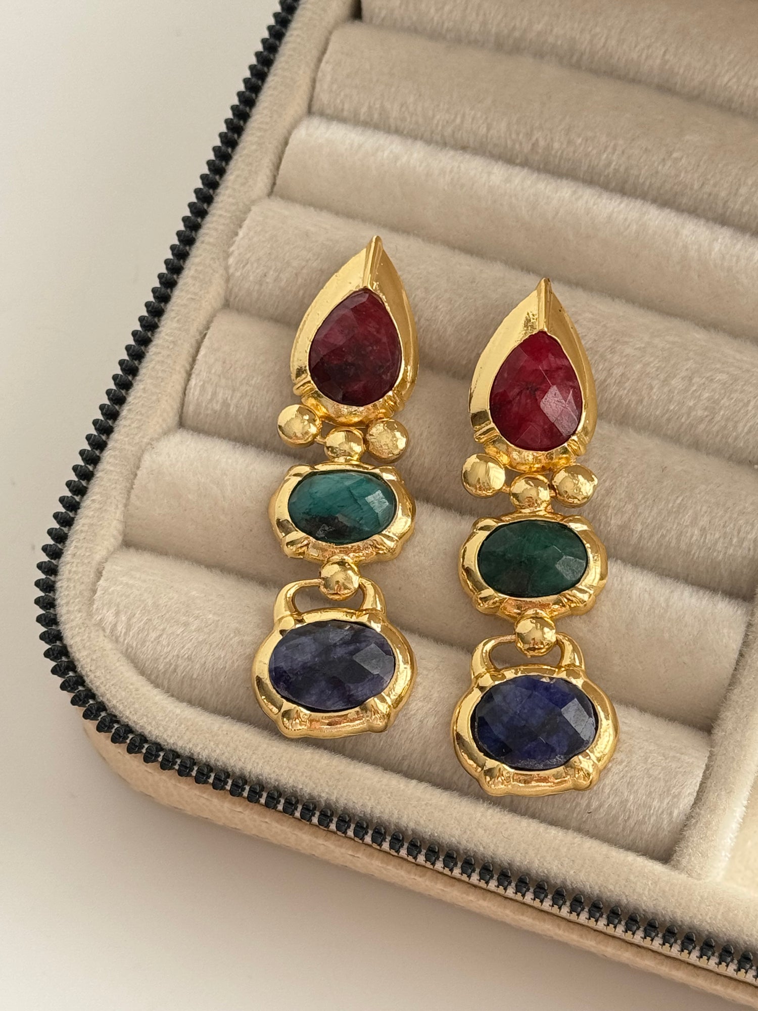 RENKLİ DOĞAL TAŞLI ALTIN KAPLAMA KÜPE