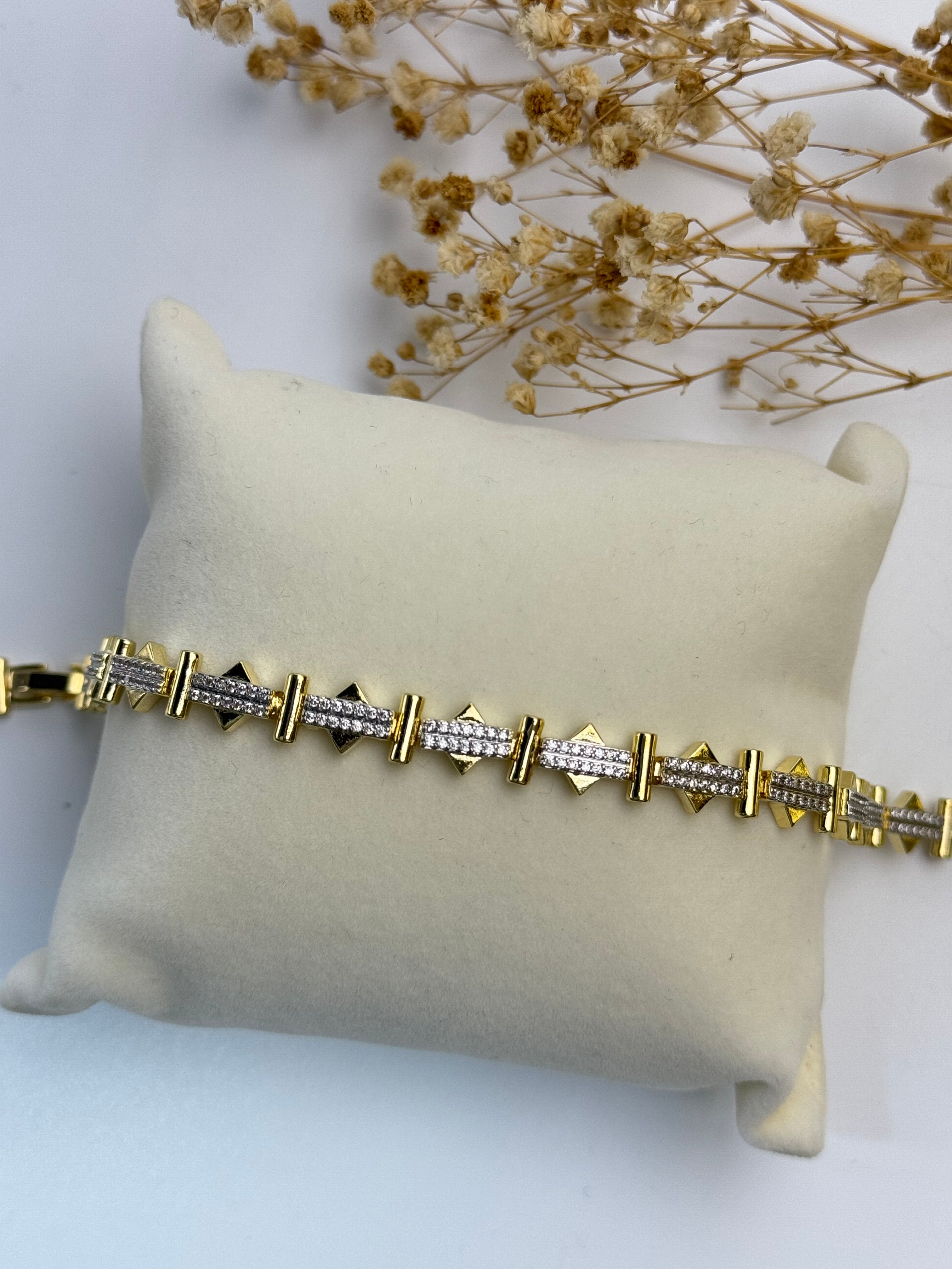 İTHAL ÜÇGEN DETAYLI GOLD BİLEKLİK