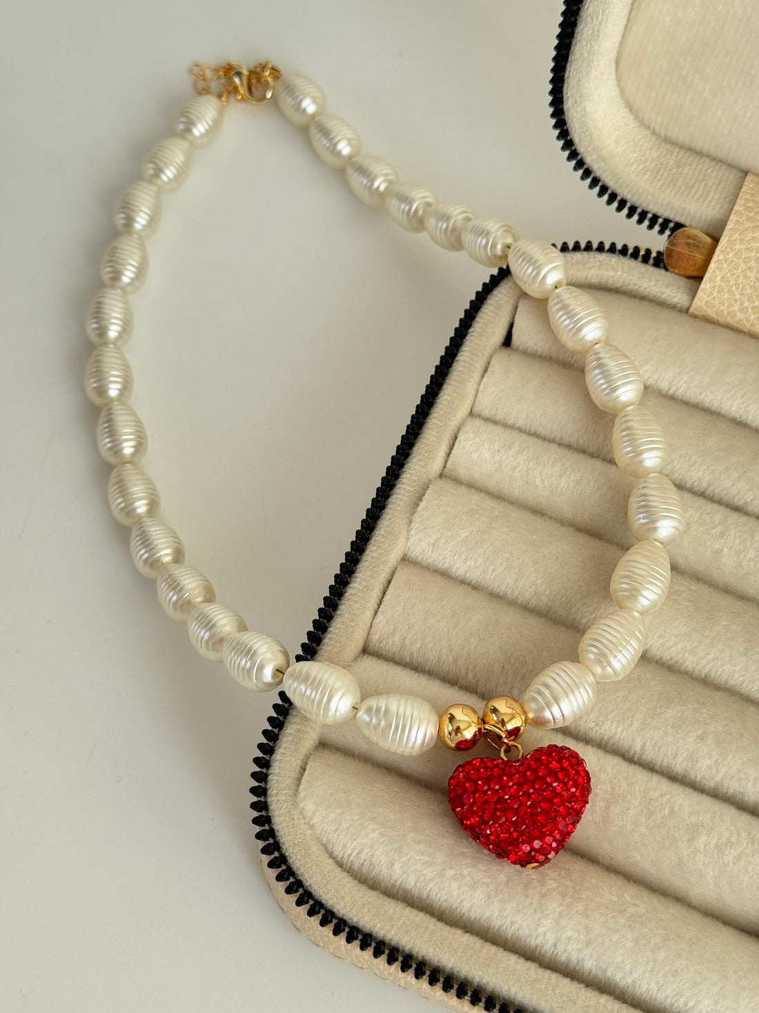 İTHAL İNCİLİ TAŞLI KIRMIZI KALP DETAYLI KOLYE