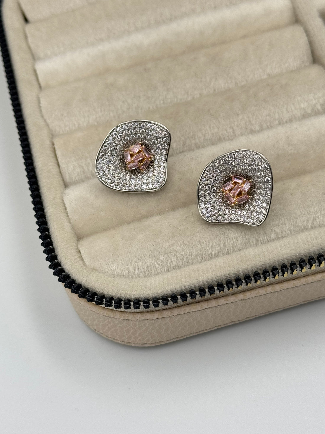 İTHAL TAŞ DETAYLI SİLVER KÜPE