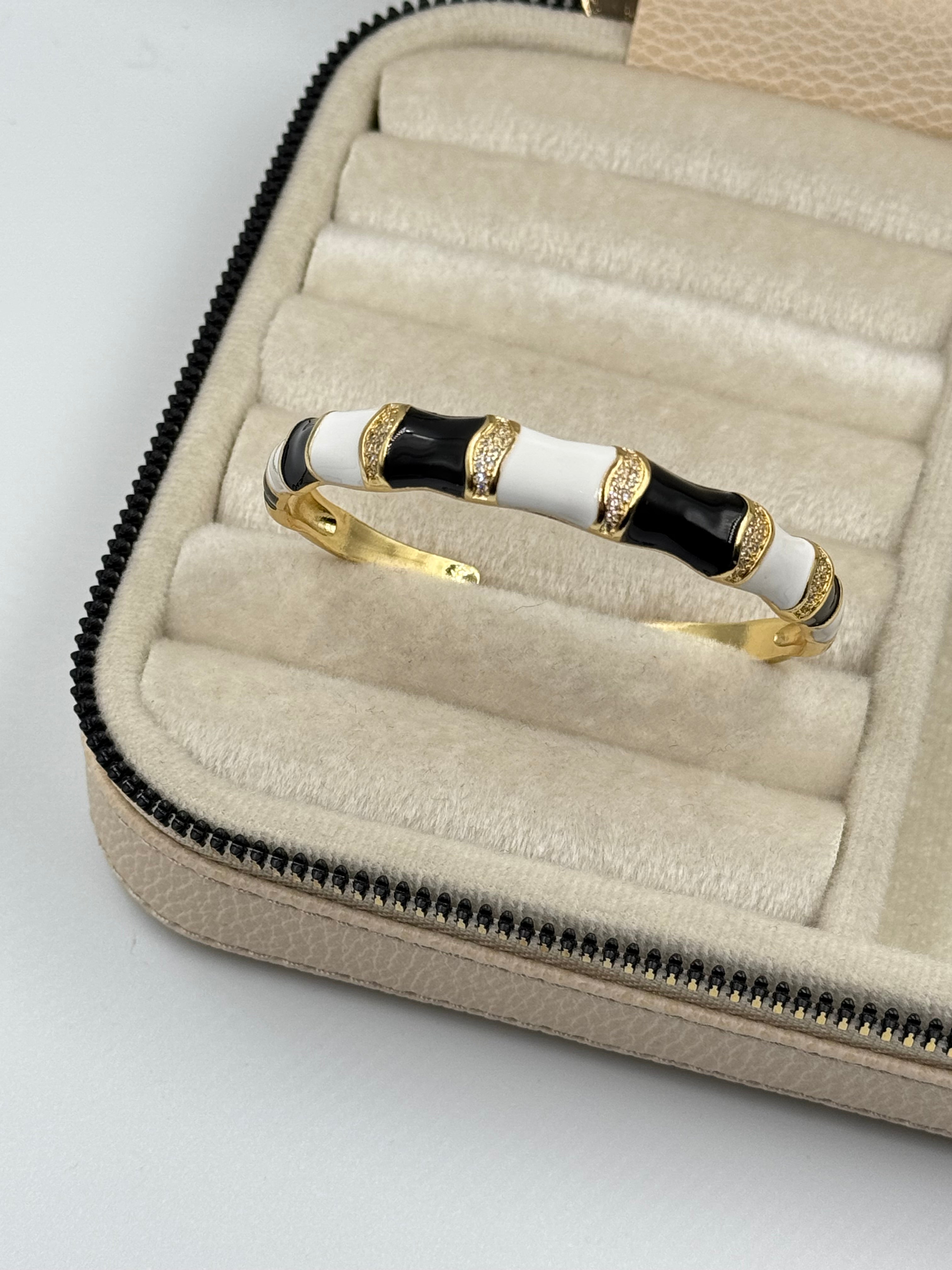 İTHAL SİYAH BEYAZ MİNELİ RENKLİ TAŞ DETAYLI GOLD KELEPÇE BİLEZİK