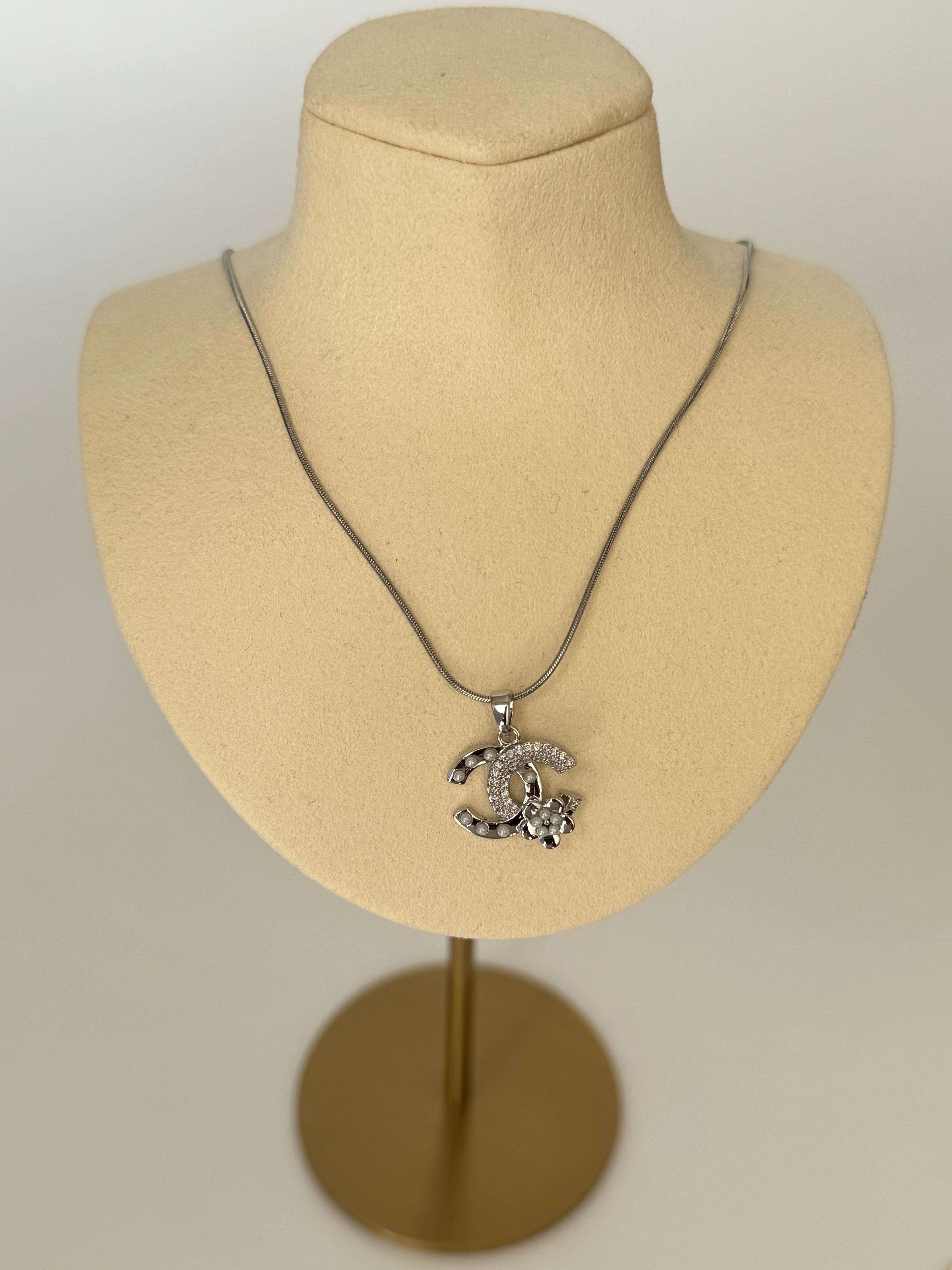 İNCİ DETAYLI MARKA MODEL SİLVER ÇELİK KOLYE