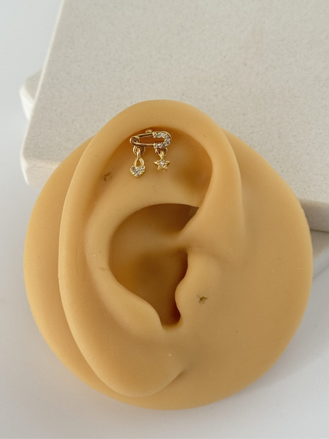KANCA DETAYLI TRAGUS PİERCİNG