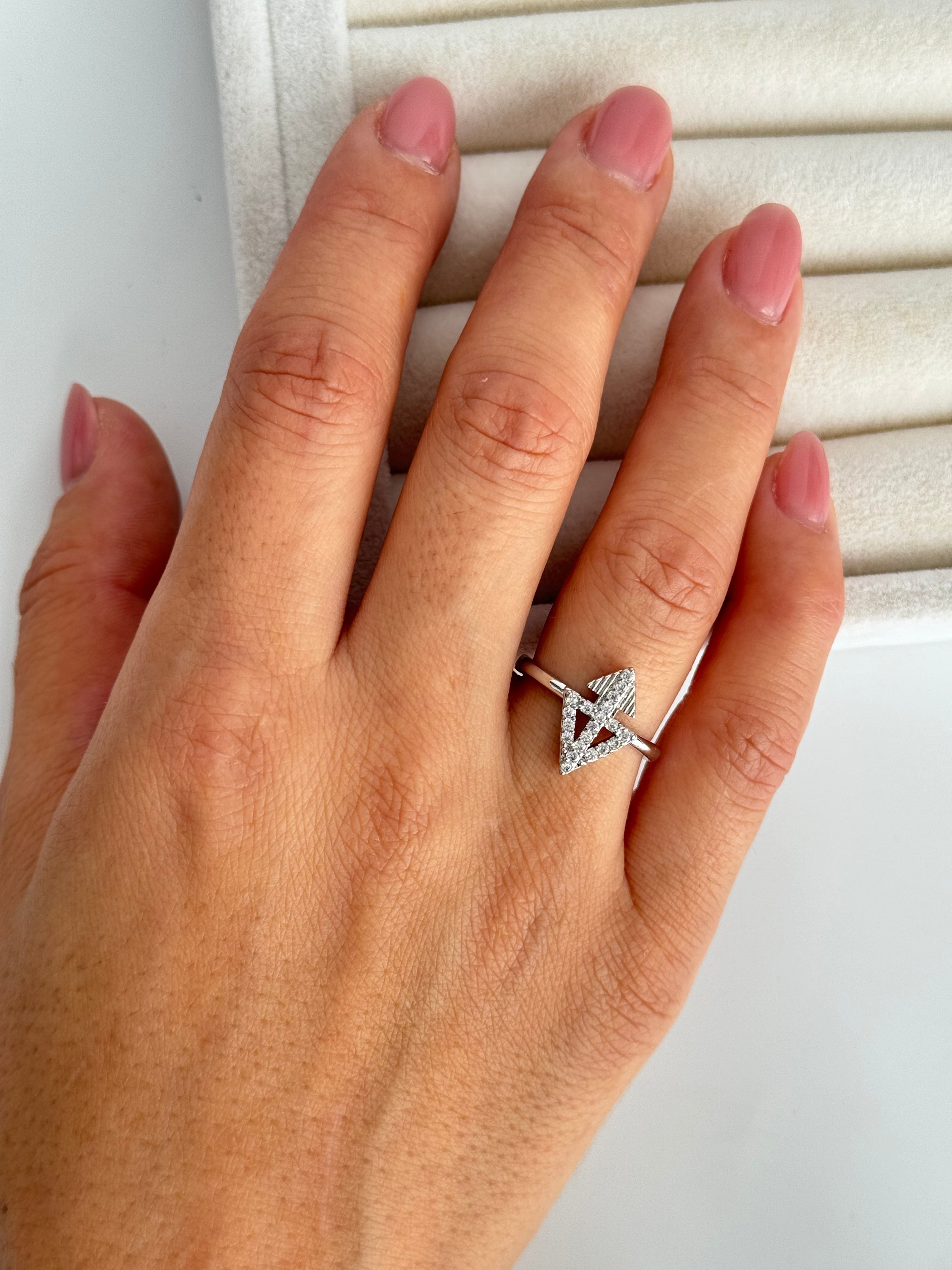 İTHAL ÜÇGEN DETAYLI AYARLANABİLİR SİLVER YÜZÜK