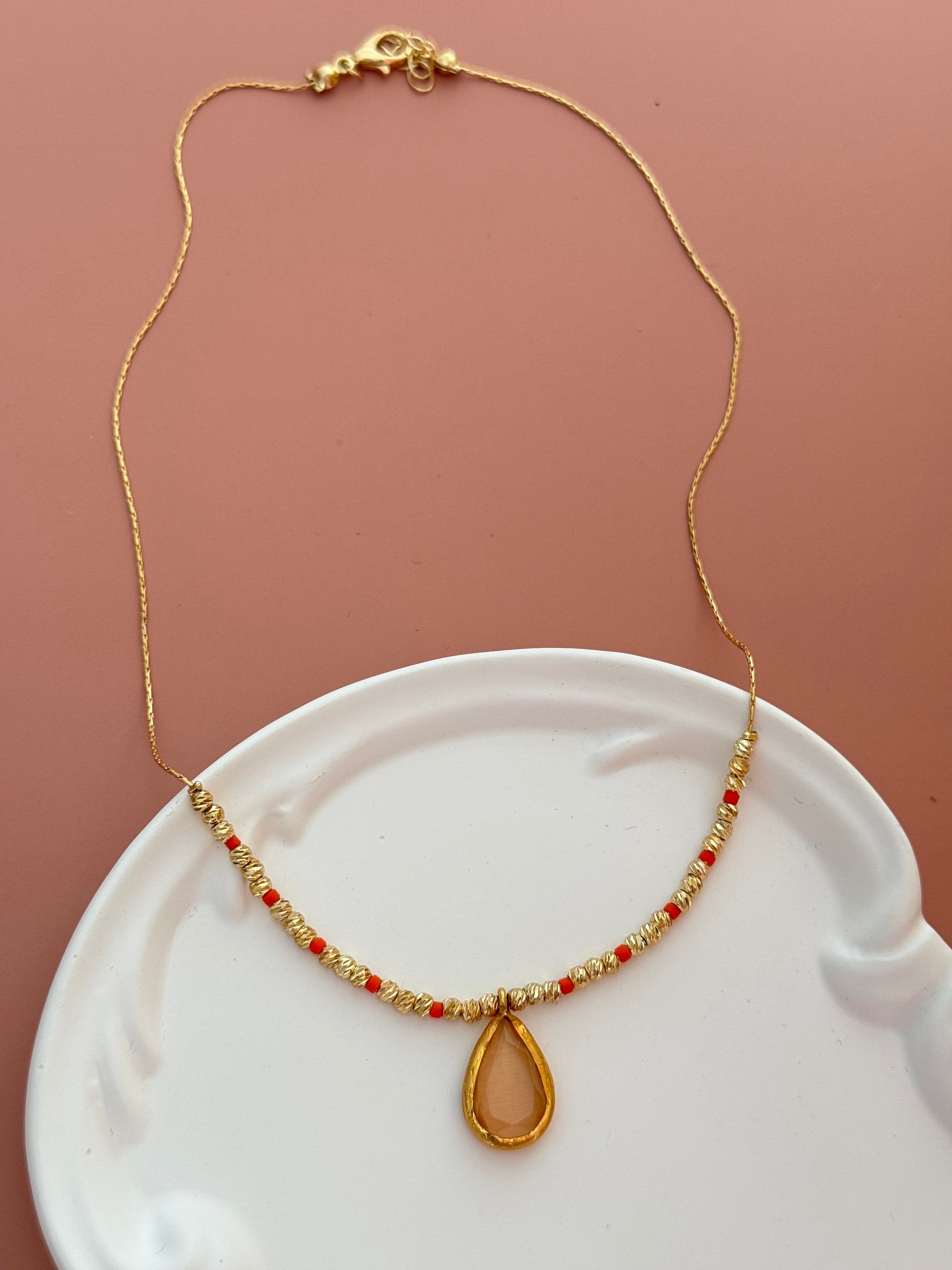 ARYAN SARI KRİSTAL TAŞLI ALTIN KAPLAMA DORİKA KOLYE