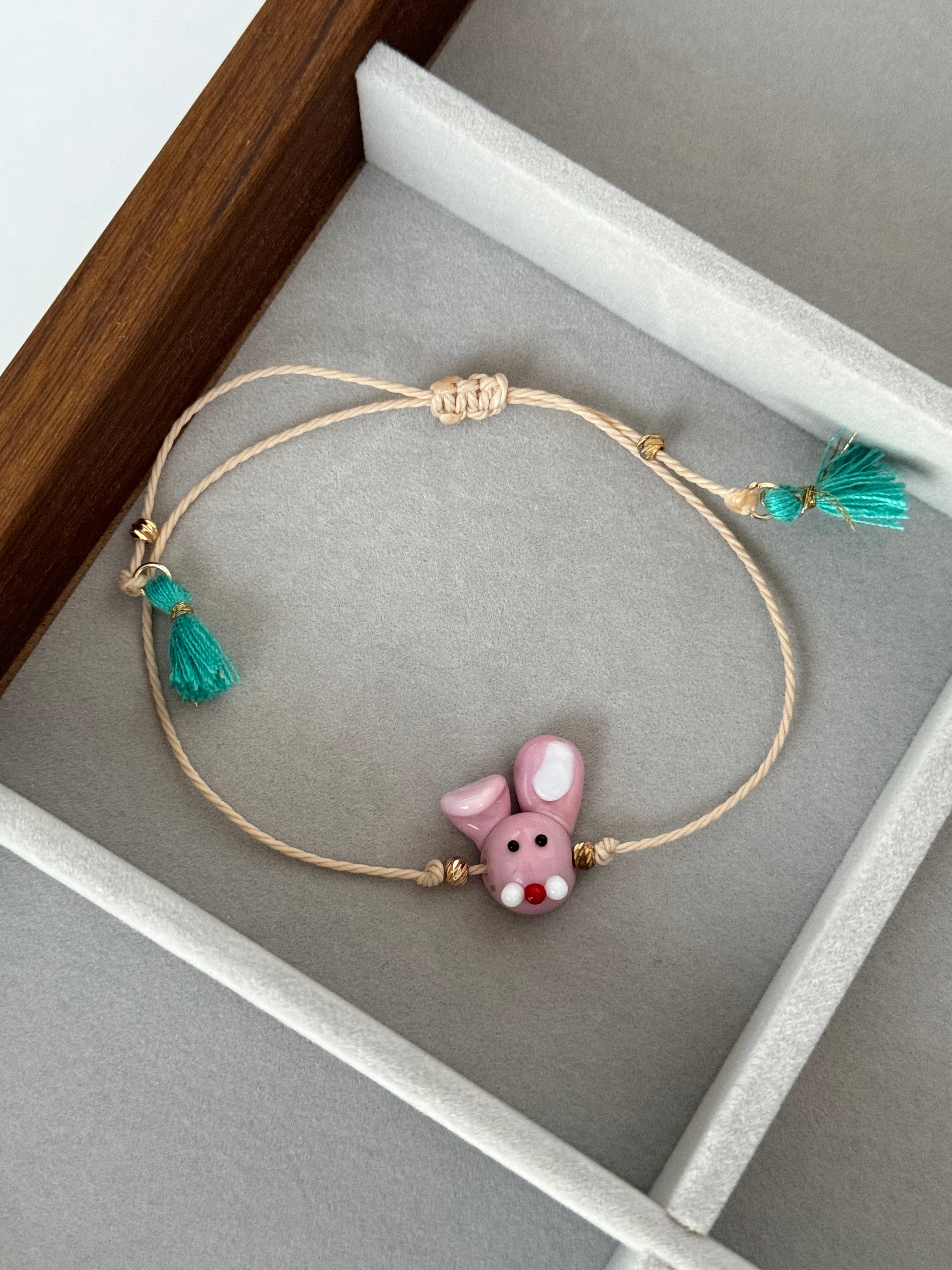 TAVŞAN CAM BONCUK EL YAPIMI İPLİ BİLEKLİK