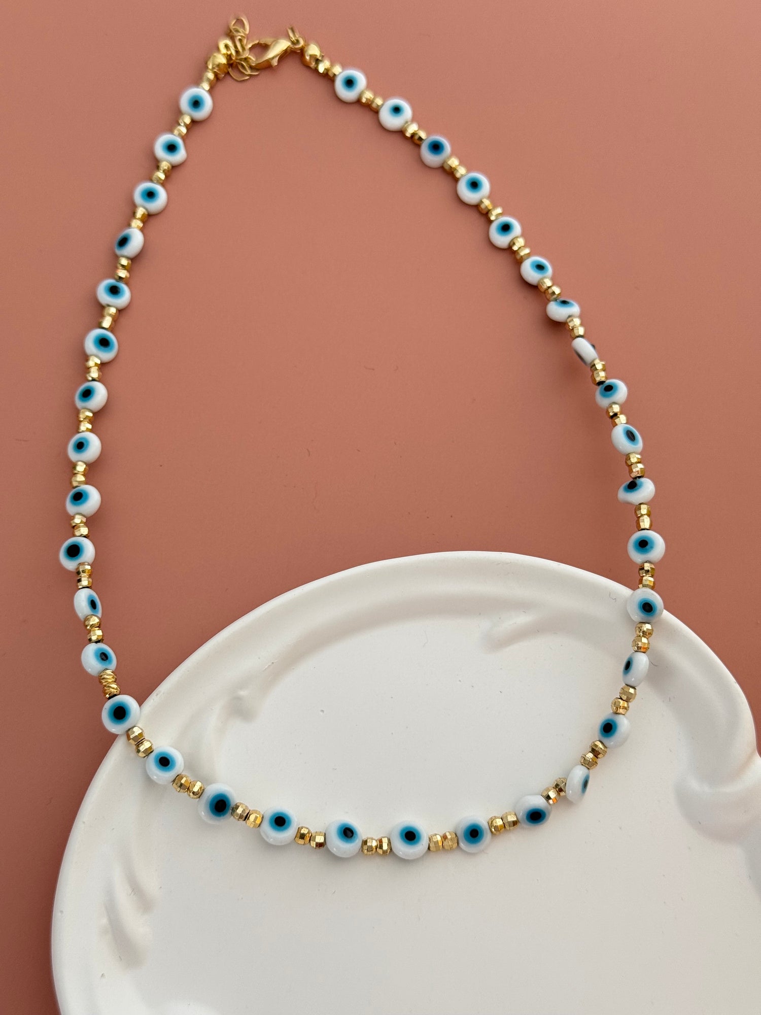 AURİ BEYAZ NAZAR BONCUKLU ALTIN KAPLAMA DETAYLI KOLYE