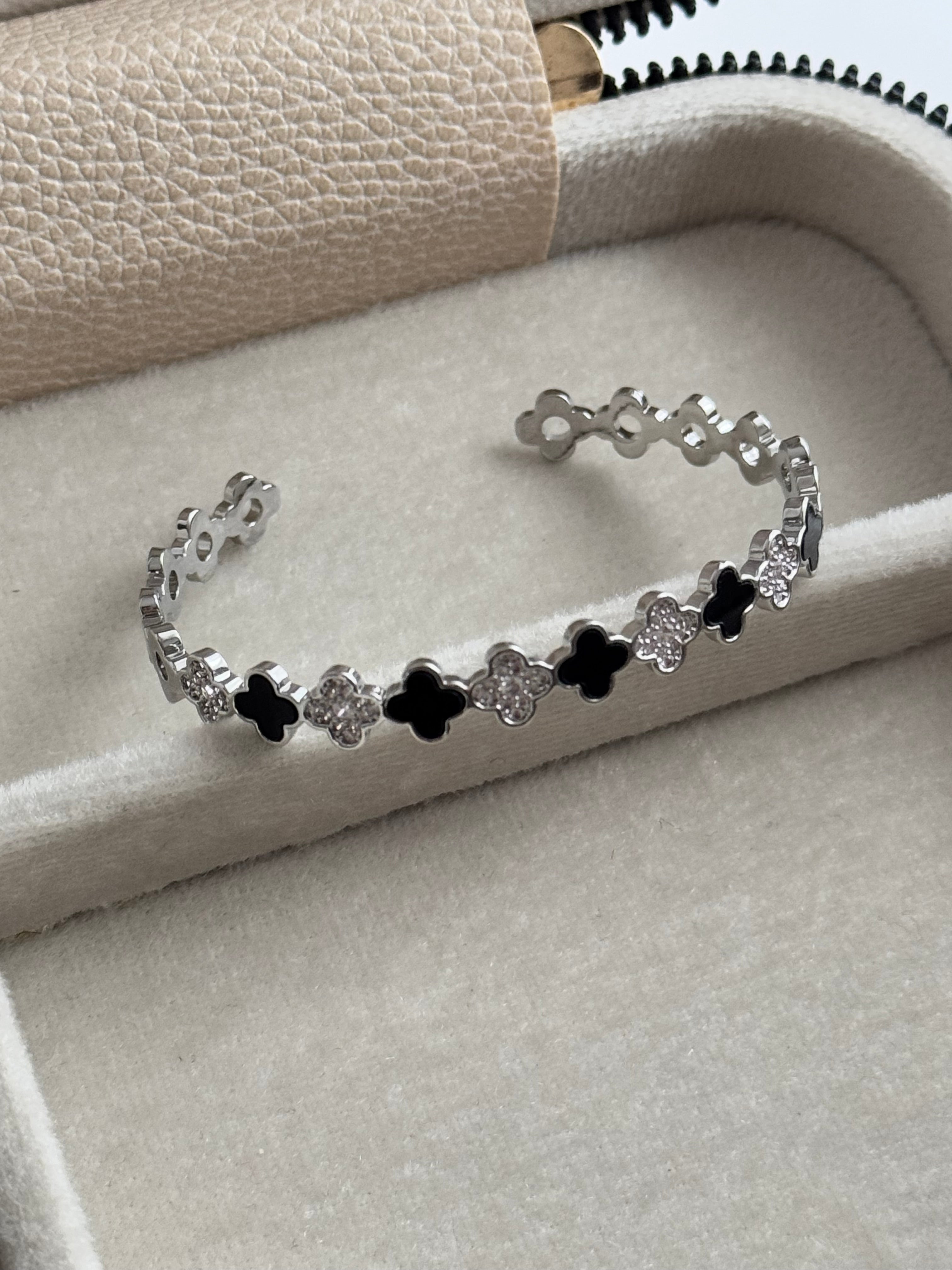 İTHAL YONCA DETAYLI SİLVER AYARLANABİLİR KELEPÇE BİLEZİK