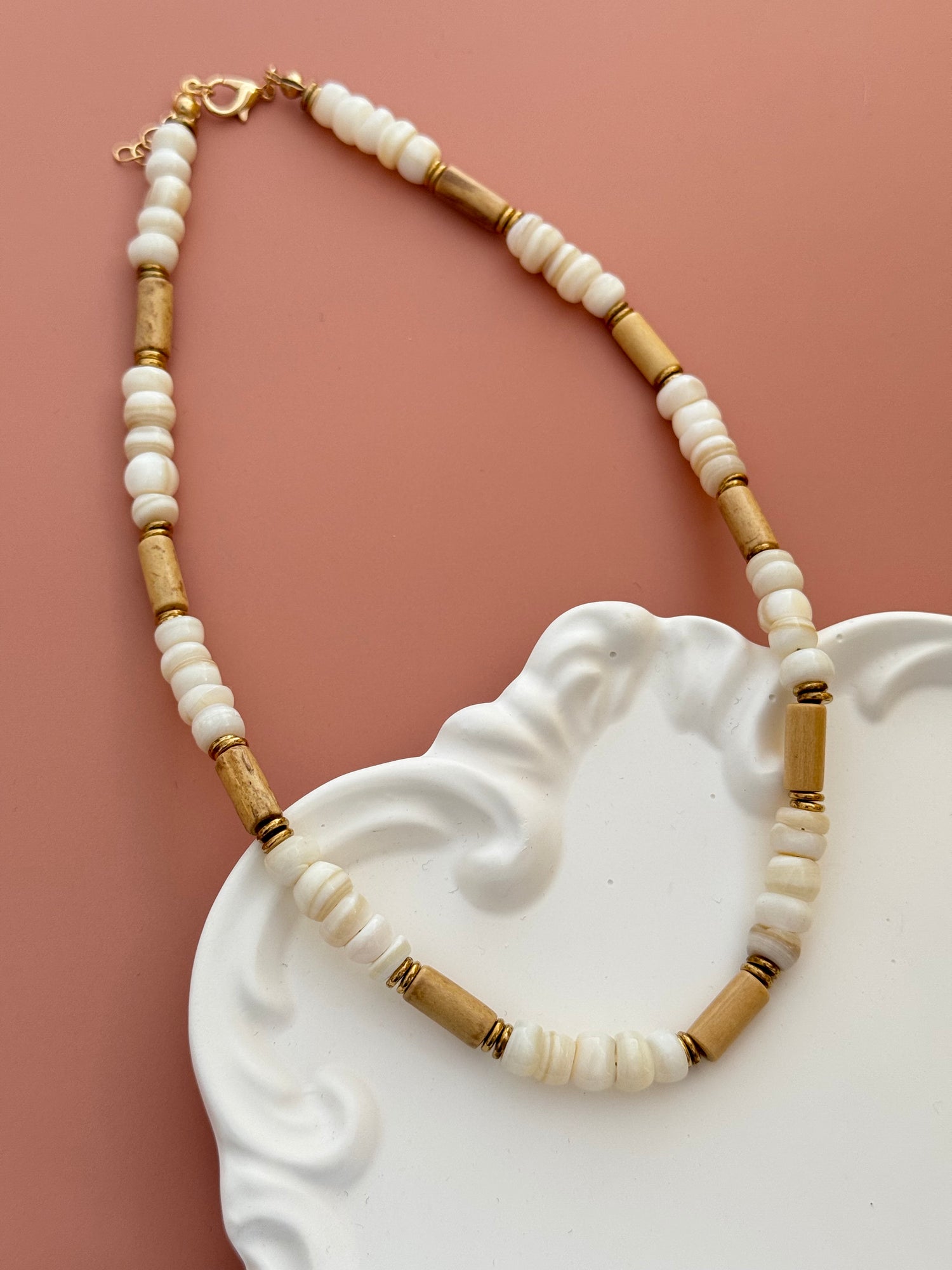 ELARİA BEYAZ DOĞAL TAŞLI KREM AHŞAP BONCUK DETAYLI KOLYE