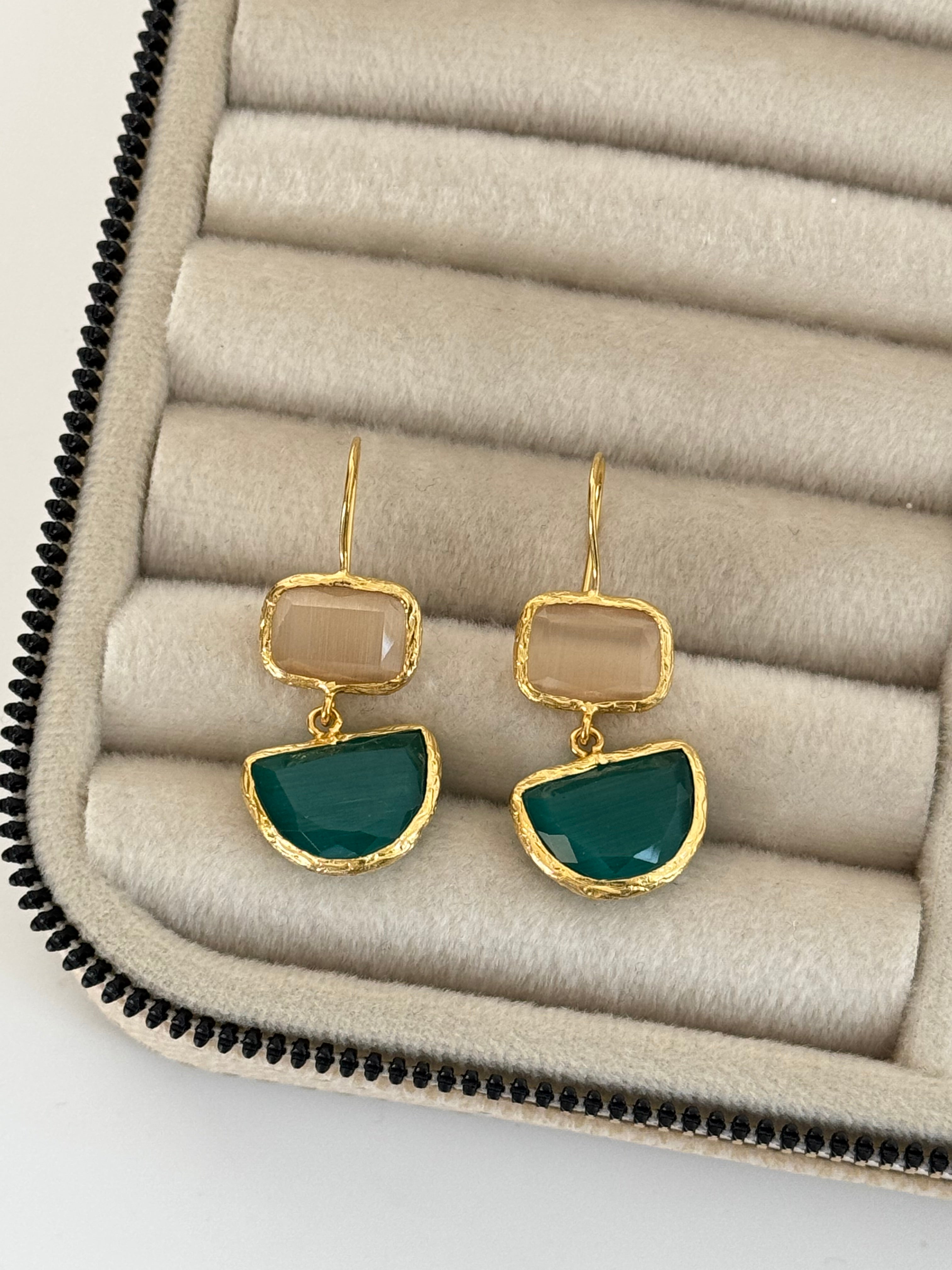 ŞEHLA RENKLİ CAM BONCUK ALTIN KAPLAMA KÜPE