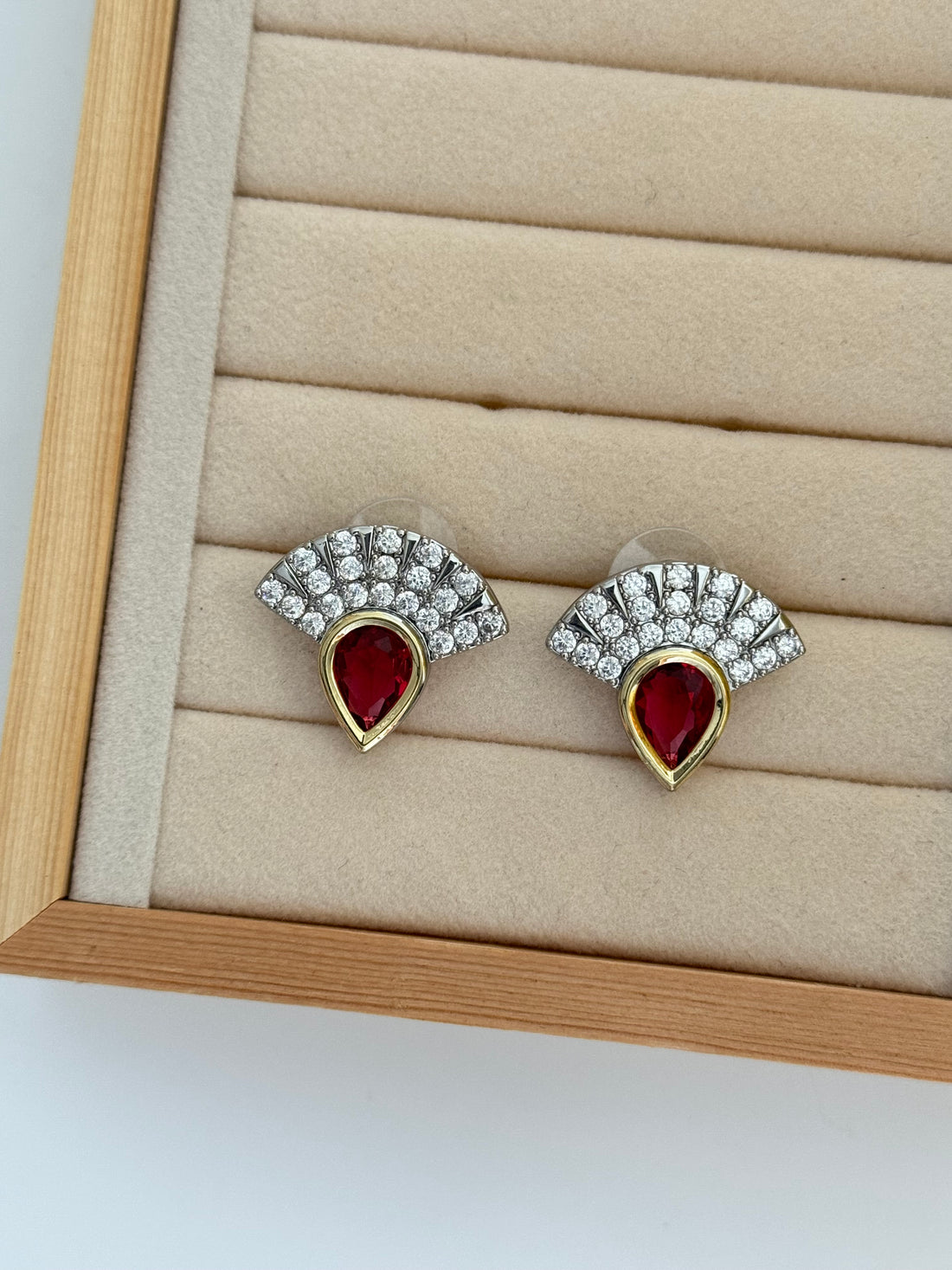 ROUX KIRMIZI TAŞ DETAYLI KÜPE