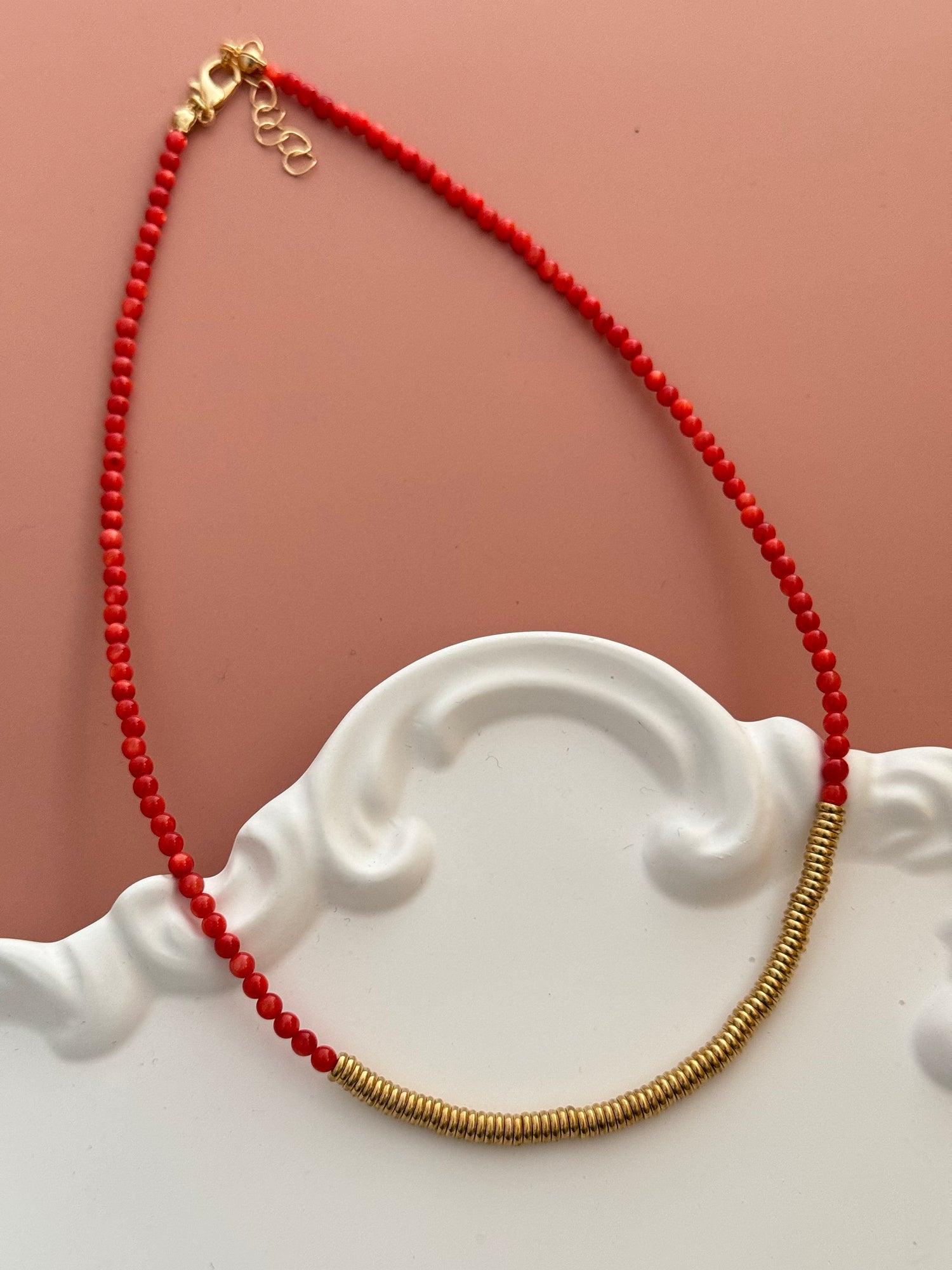 NUA MERCAN DOĞAL TAŞLI ALTIN KAPLAMA DETAYLI KOLYE