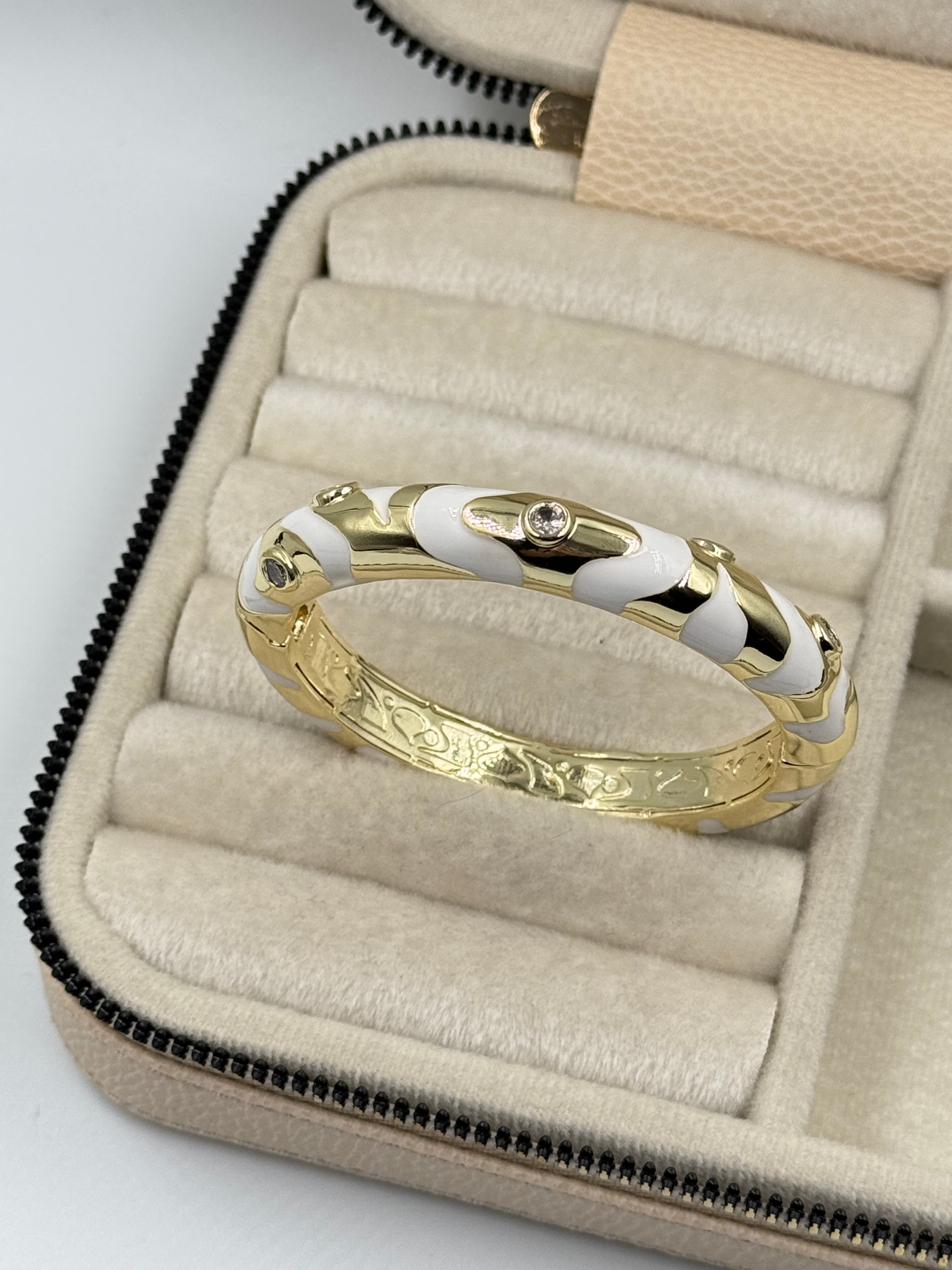 İTHAL BEYAZ MİNELİ TAŞ DETAYLI GOLD KELEPÇE BİLEZİK